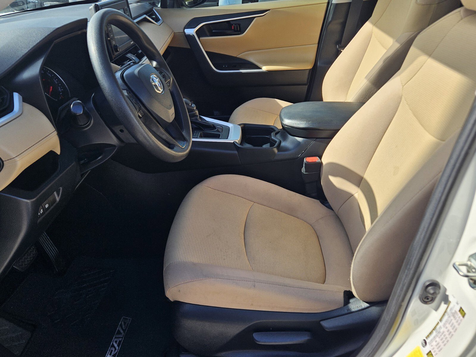 2020 Toyota RAV4 LE photo 4