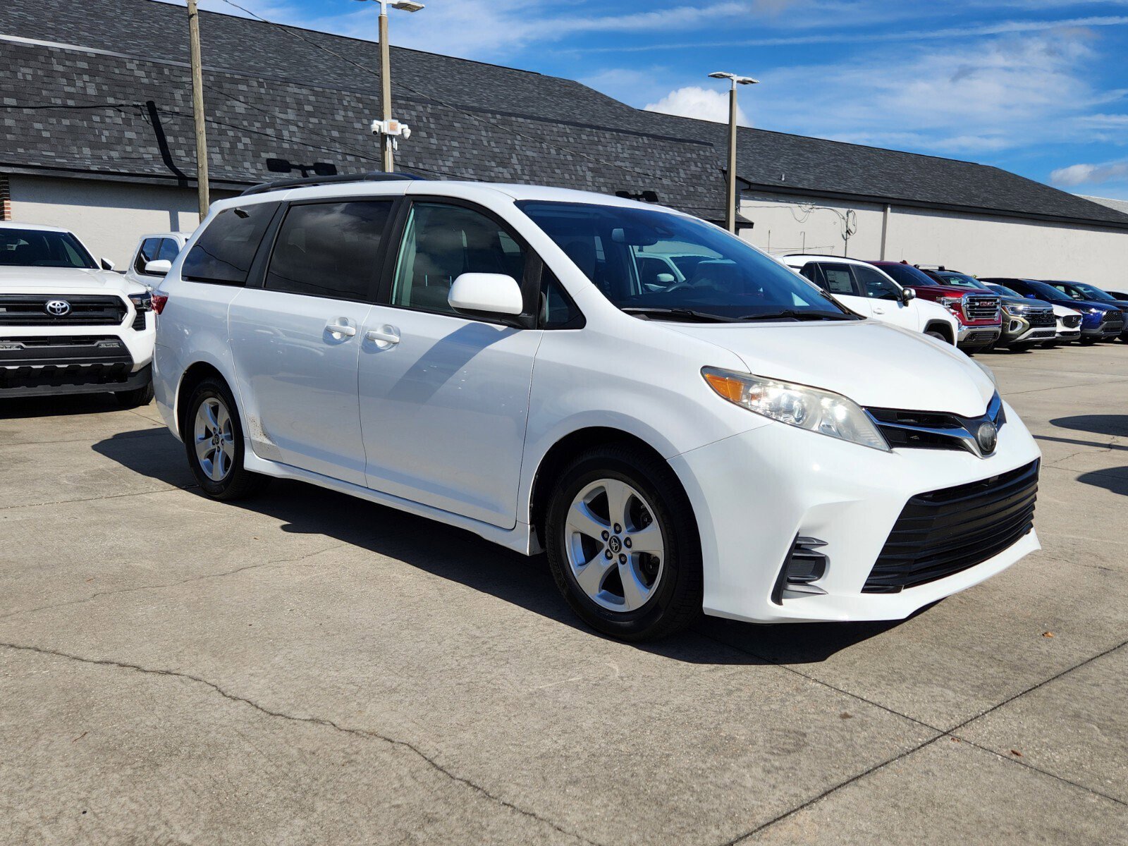 2019 Toyota Sienna LE's photo