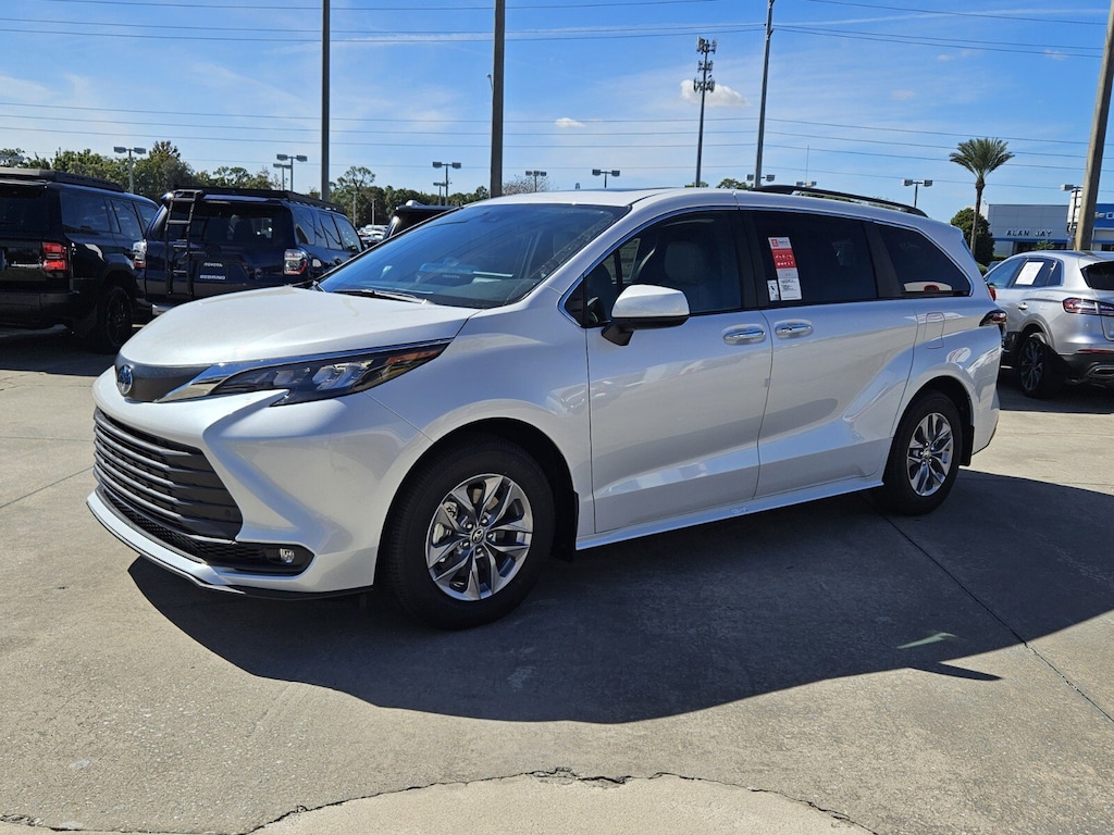 New 2025 Toyota Sienna XLE 8 PASSENGER