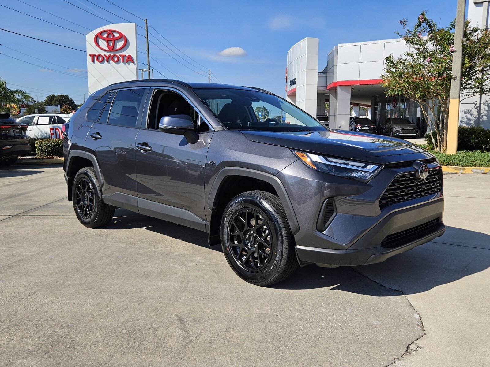 2024 Toyota RAV4 XLE's photo