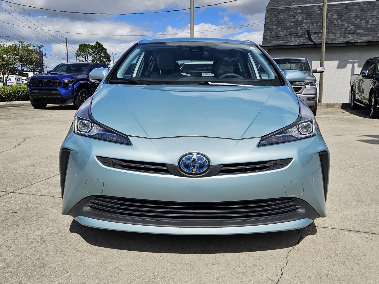 2019 Toyota Prius LE photo 2