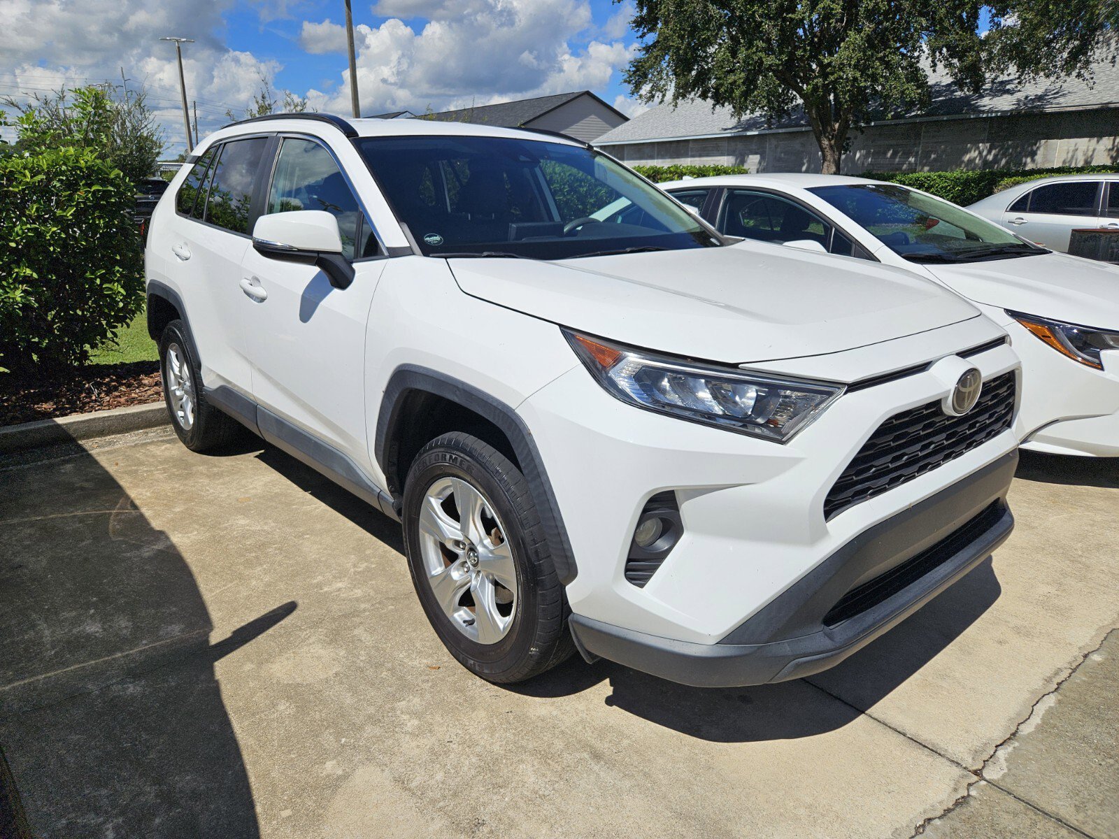 2021 Toyota RAV4 XLE photo 3