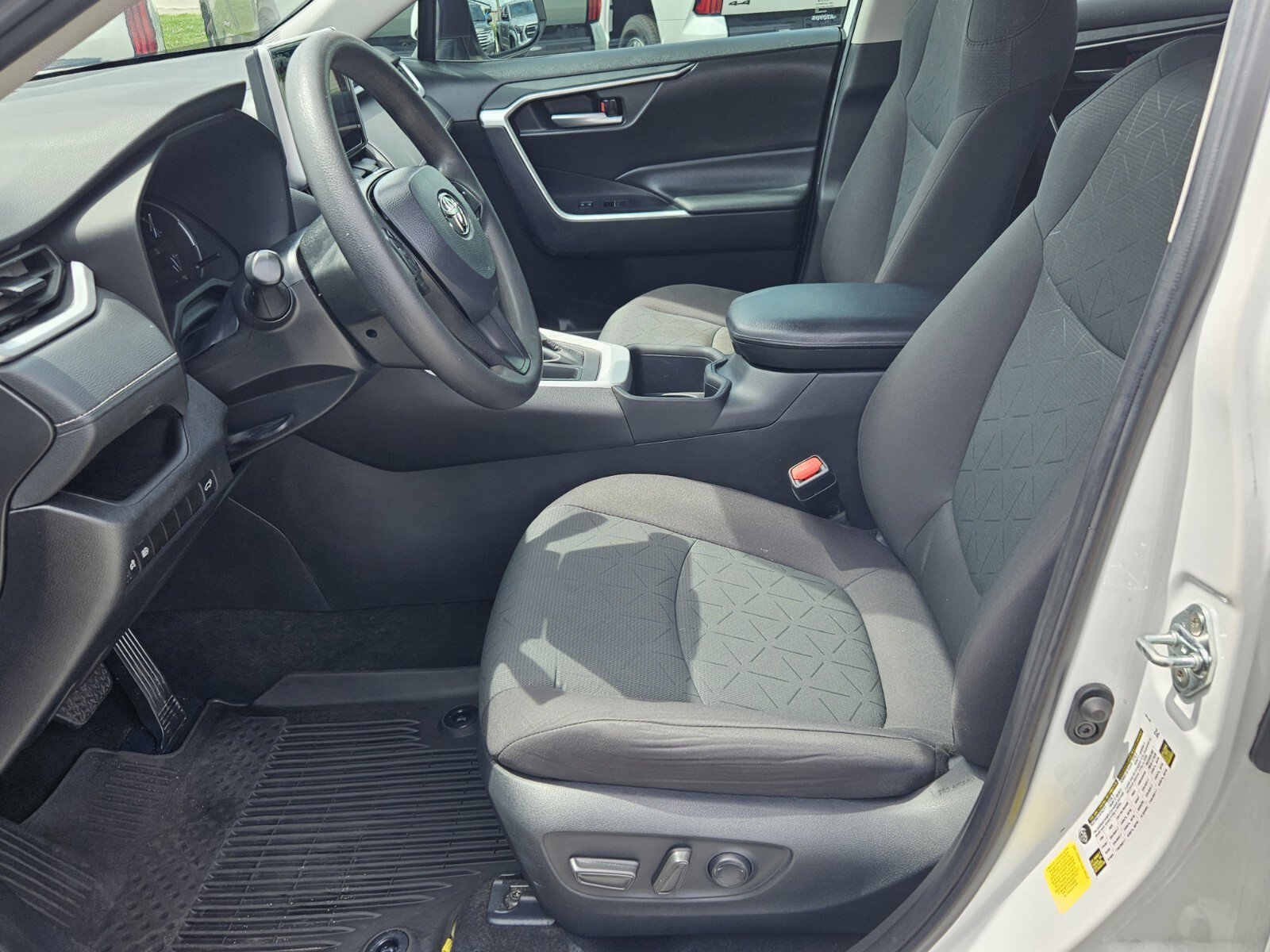 2024 Toyota RAV4 XLE photo 4