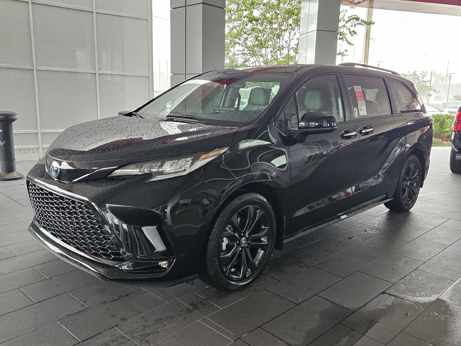 2025 Toyota Sienna XSE photo 3