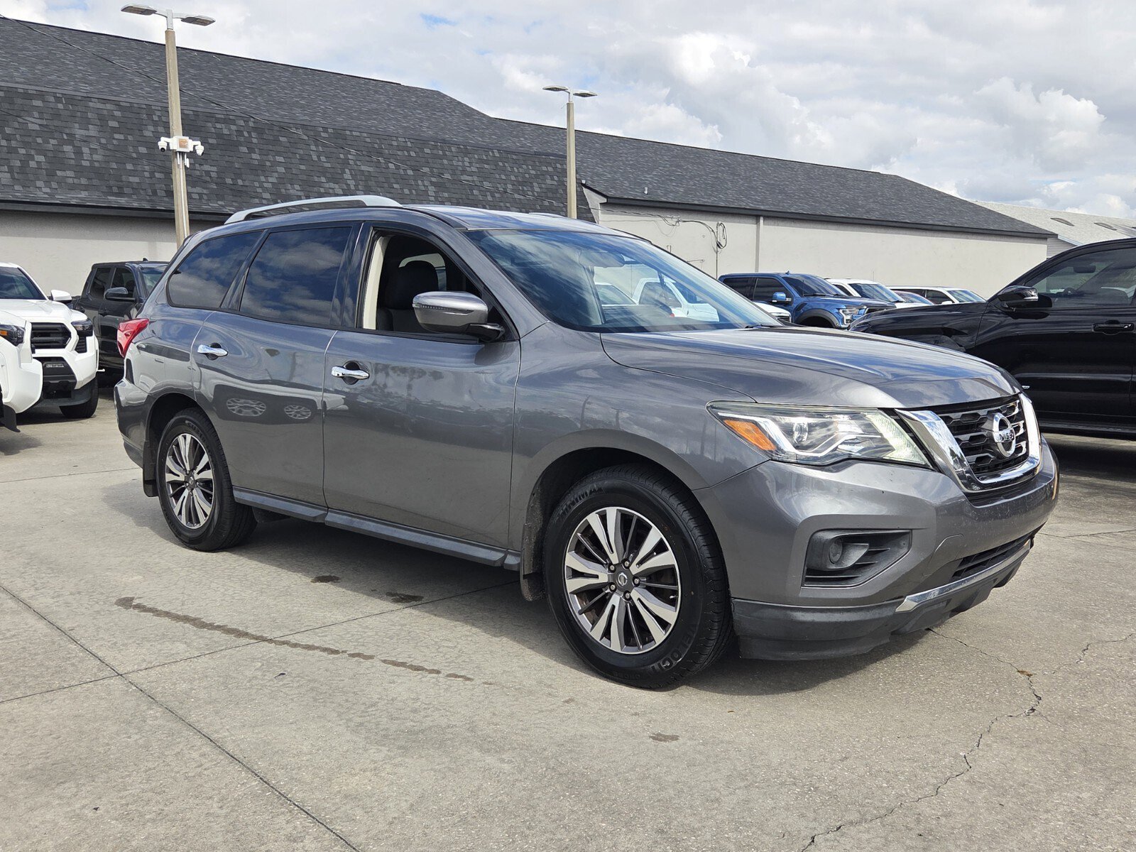 2018 Nissan Pathfinder S's photo