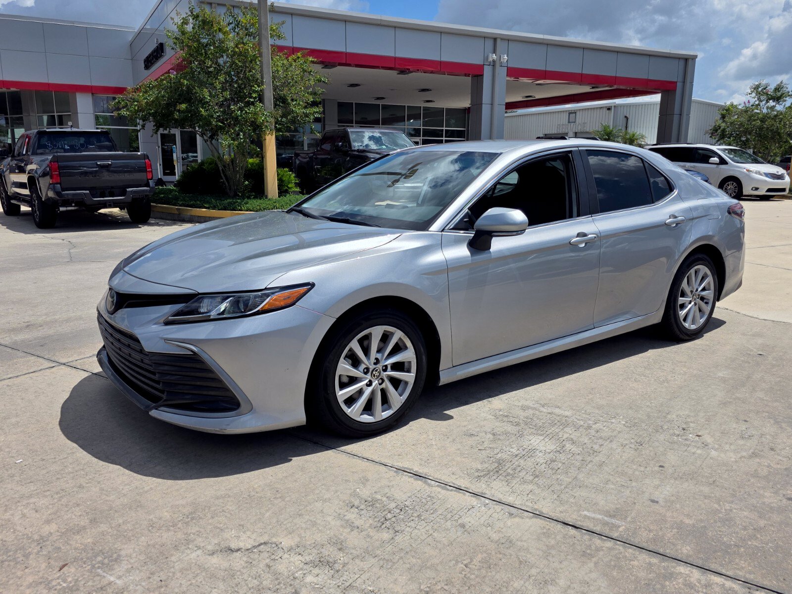 Used 2022 Toyota Camry LE with VIN 4T1C11AK6NU670180 for sale in Sebring, FL