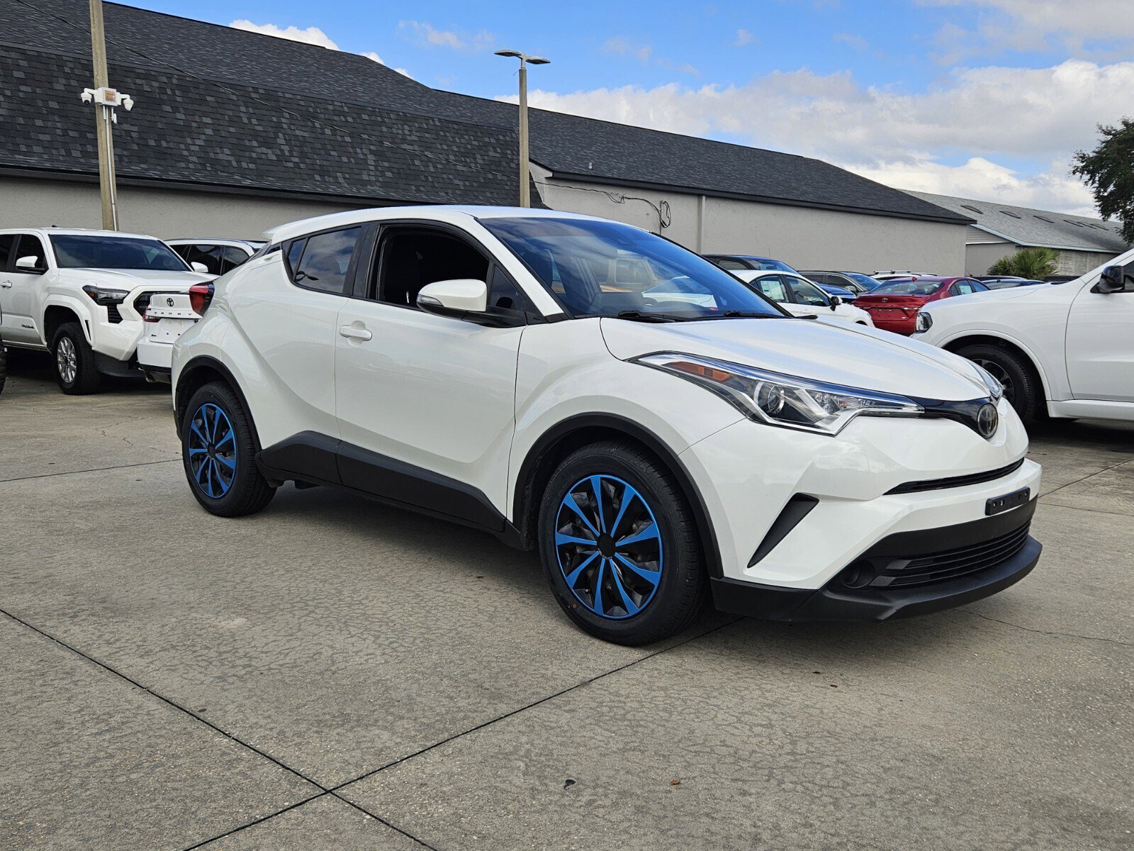 2019 Toyota C-HR LE's photo