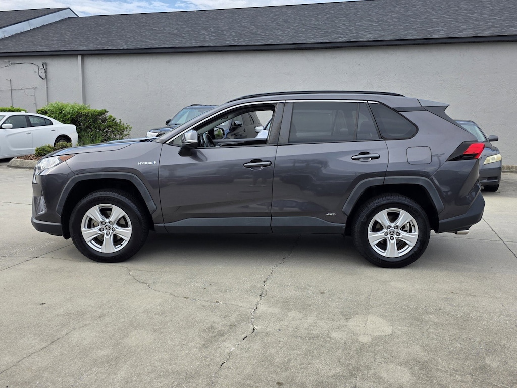 2020 Toyota RAV4 Hybrid XLE photo 2