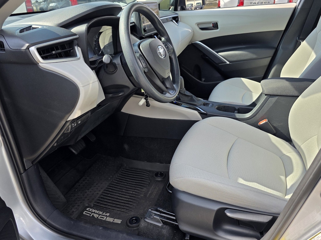 2023 Toyota Corolla Cross L photo 2
