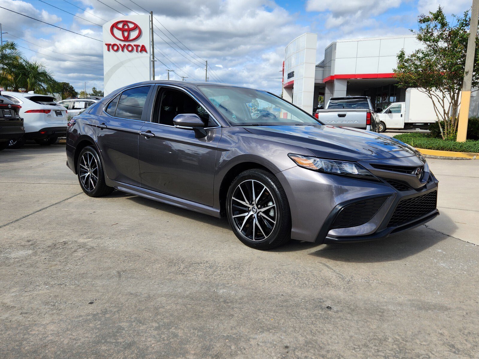 2024 Toyota Camry SE's photo