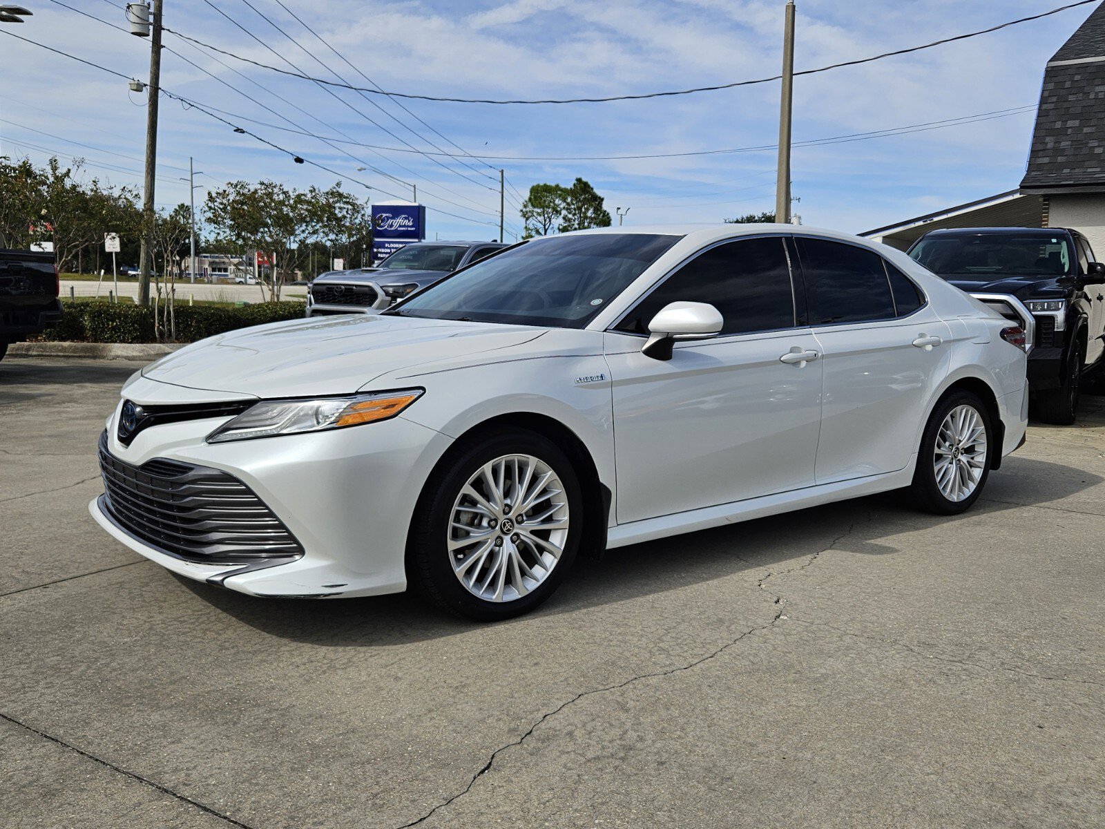 2020 Toyota Camry Hybrid XLE photo 2