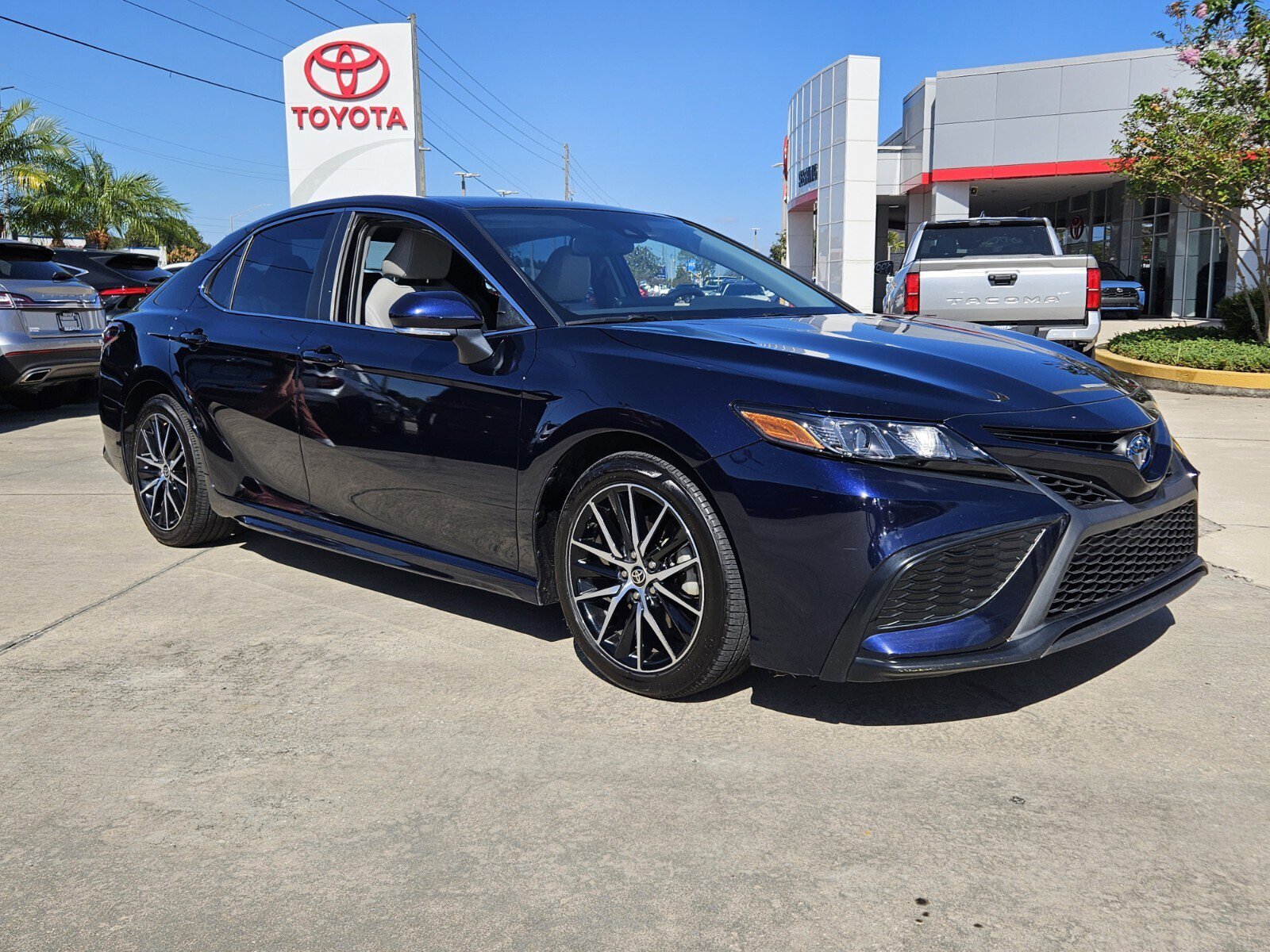 2022 Toyota Camry SE's photo