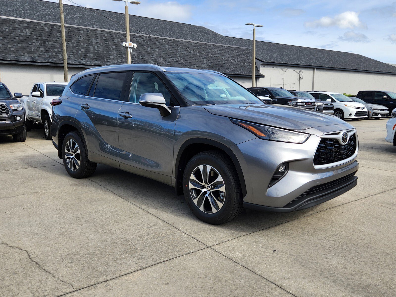 2026 Toyota Highlander XLE's photo