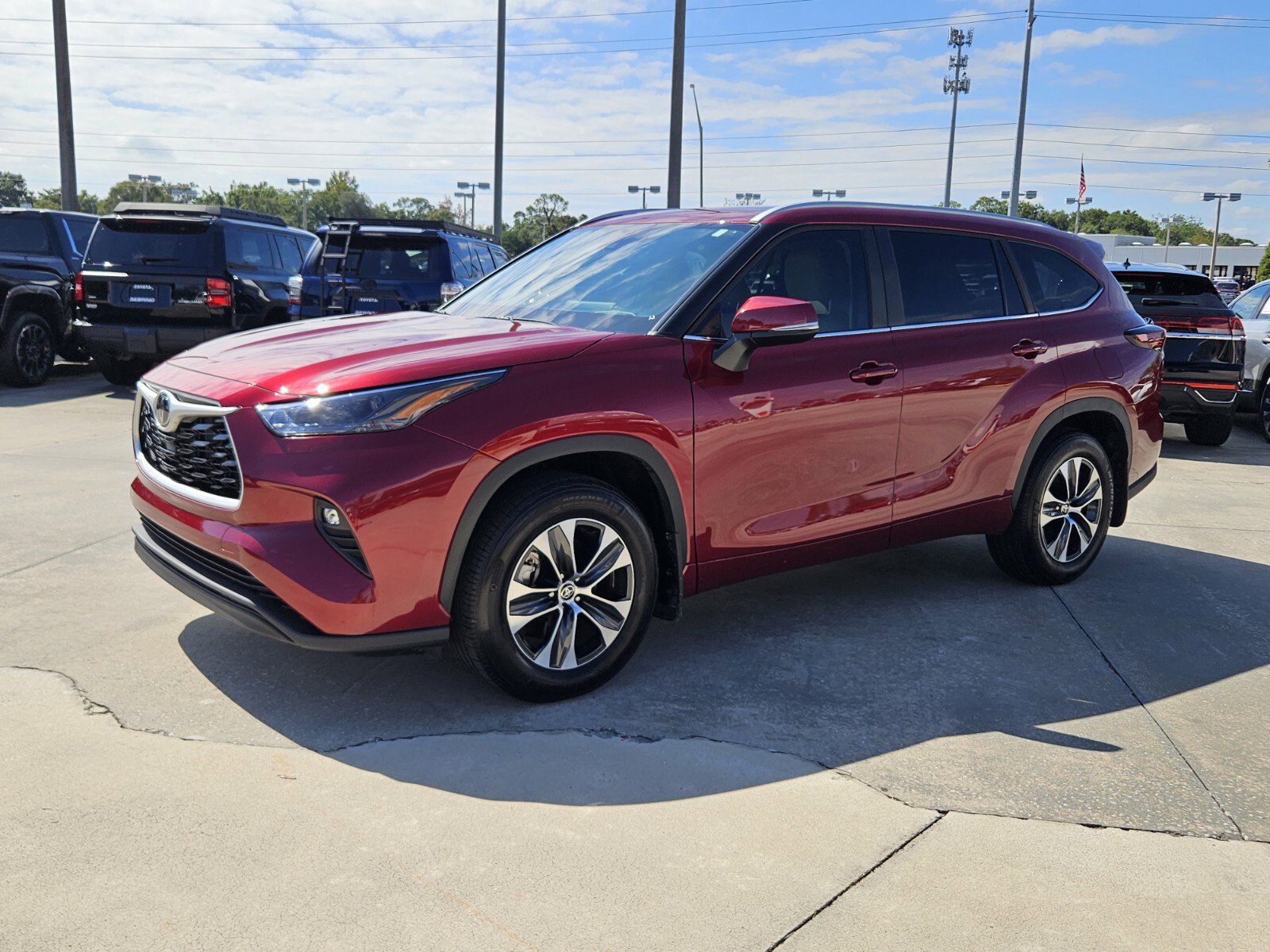 2025 Toyota Highlander XLE photo 3