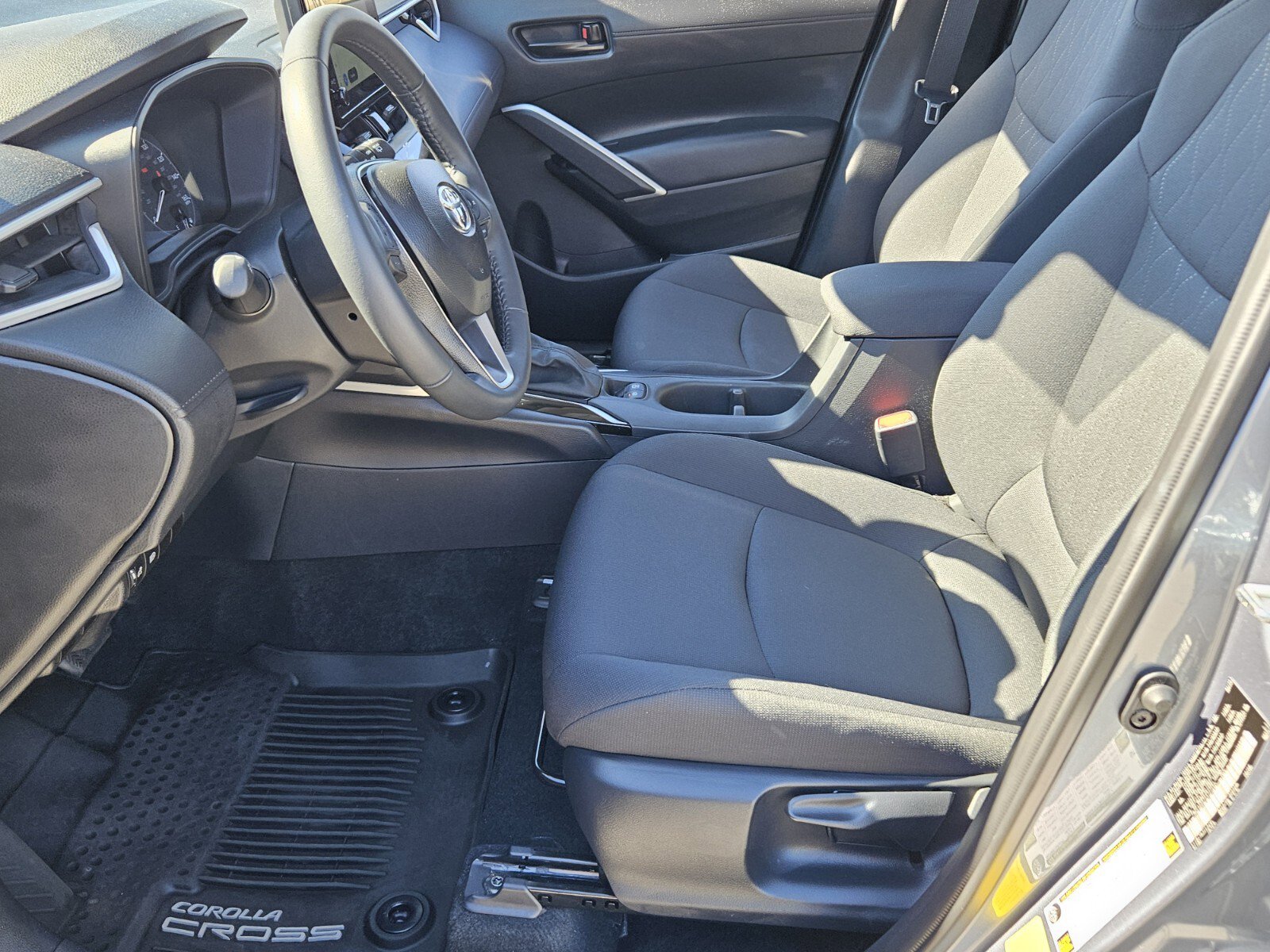 2025 Toyota Corolla Cross LE photo 2