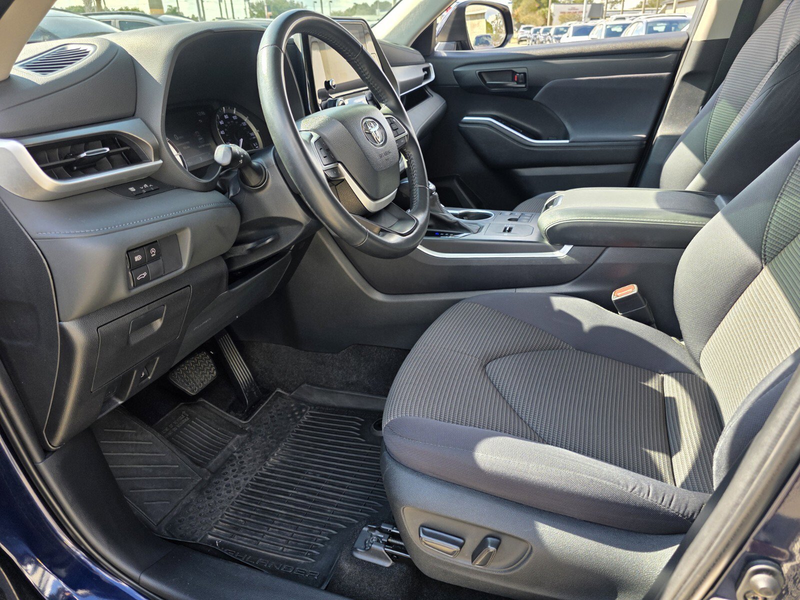 2023 Toyota Highlander LE photo 4