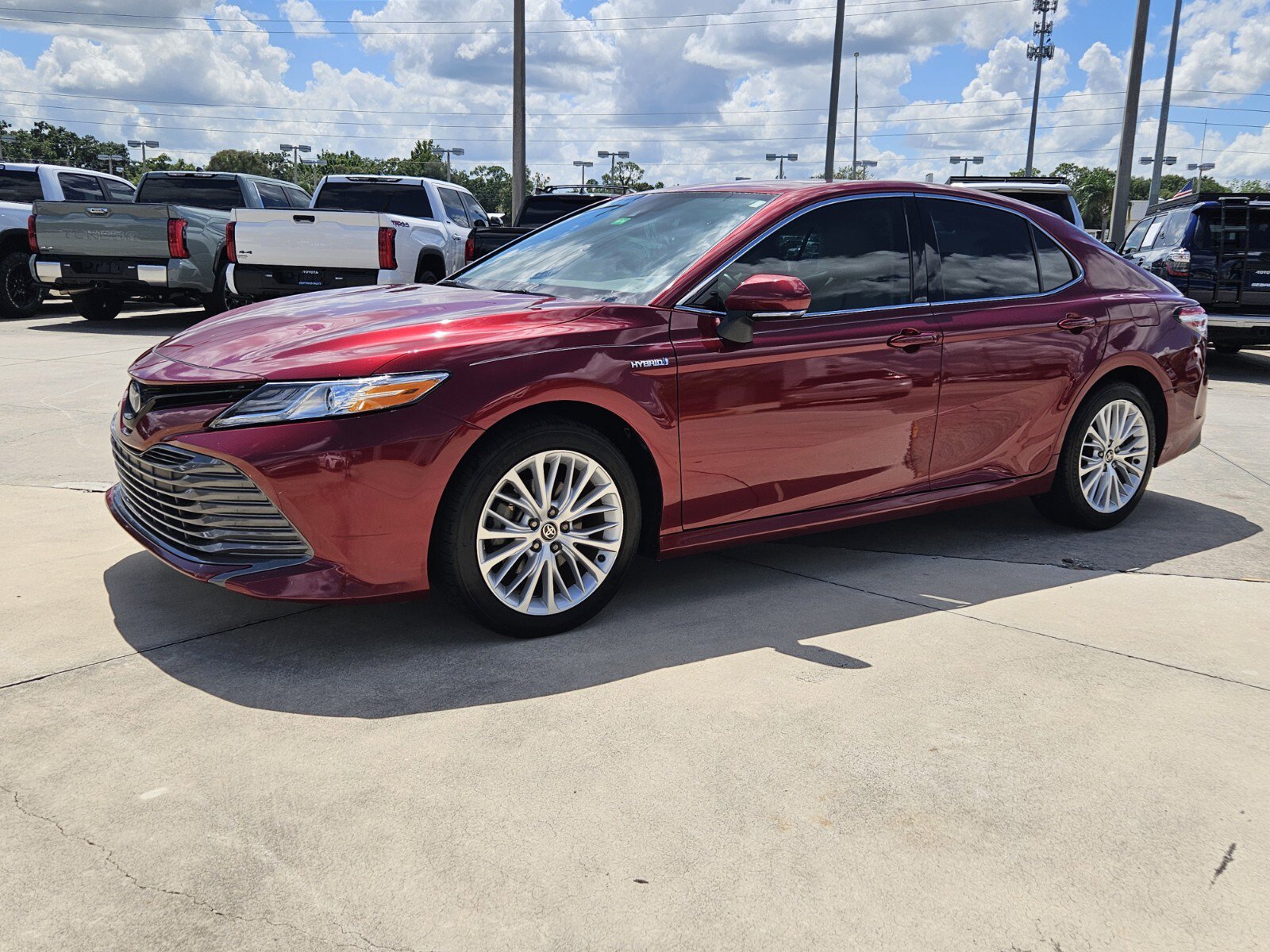 2020 Toyota Camry Hybrid XLE photo 3