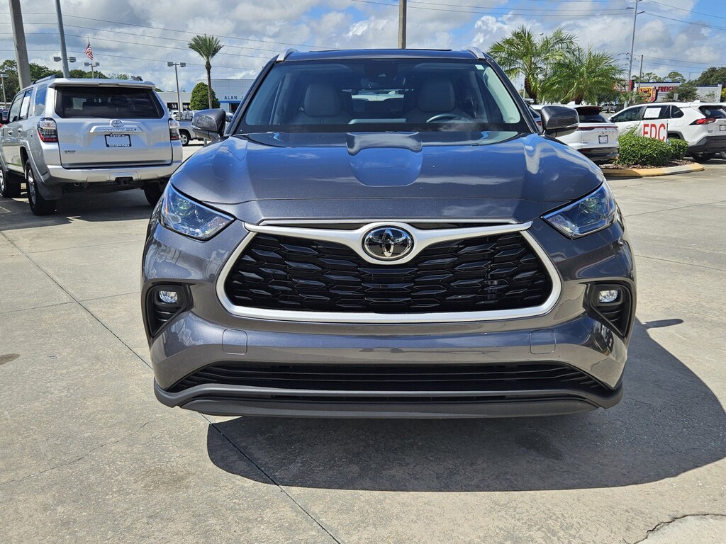 2022 Toyota Highlander XLE photo 2