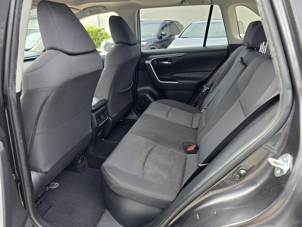 2020 Toyota RAV4 Hybrid XLE photo 4