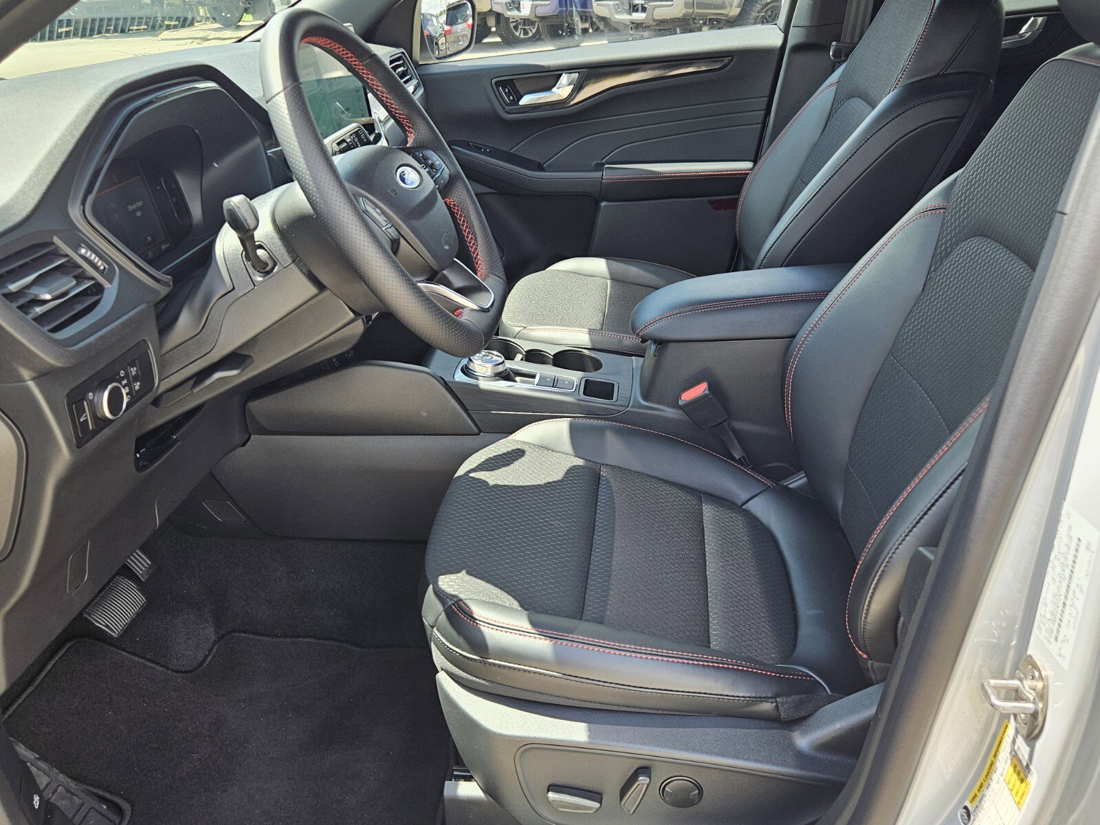 2025 Ford Escape ST-Line photo 4