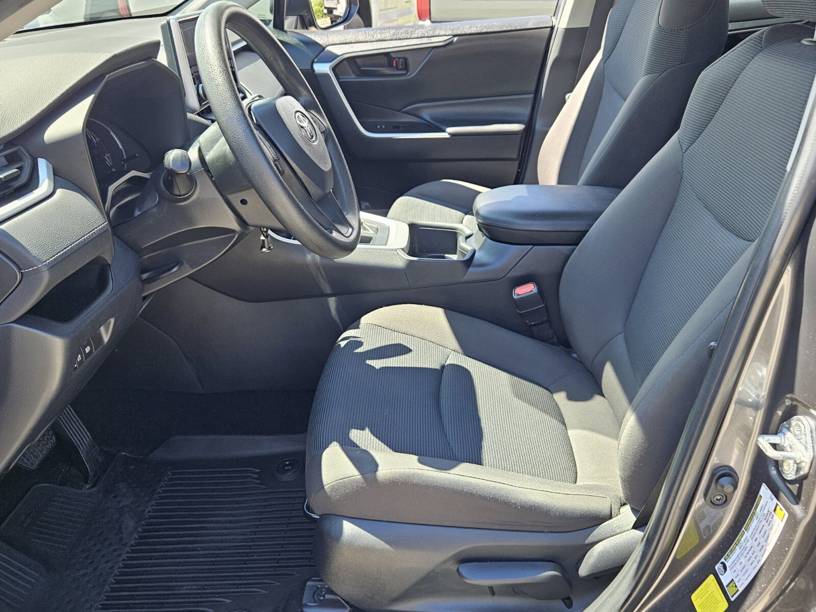 2023 Toyota RAV4 LE photo 4