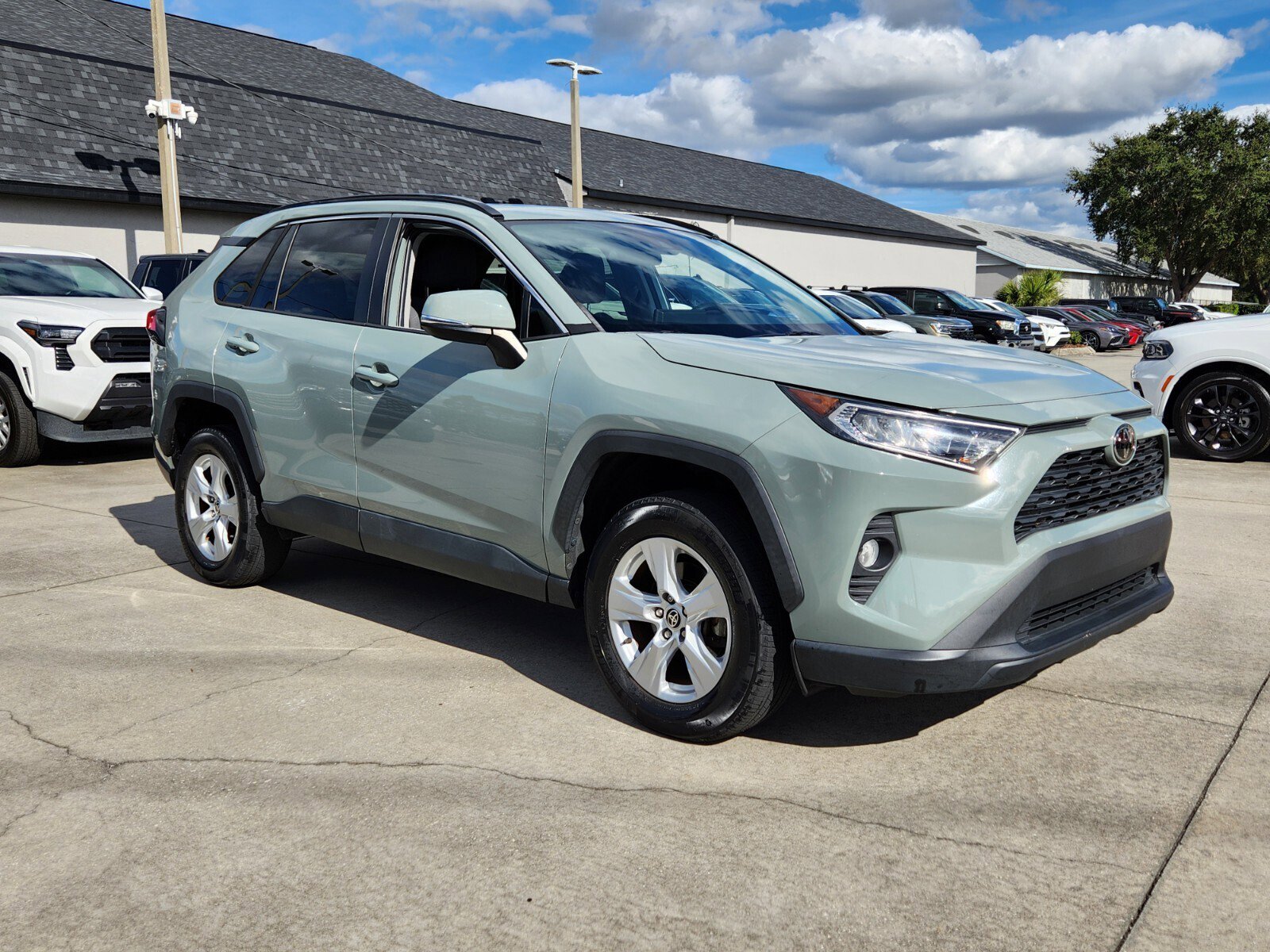 2021 Toyota RAV4 XLE's photo
