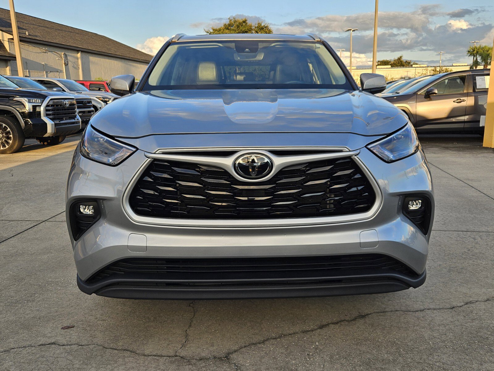 2023 Toyota Highlander XLE photo 2