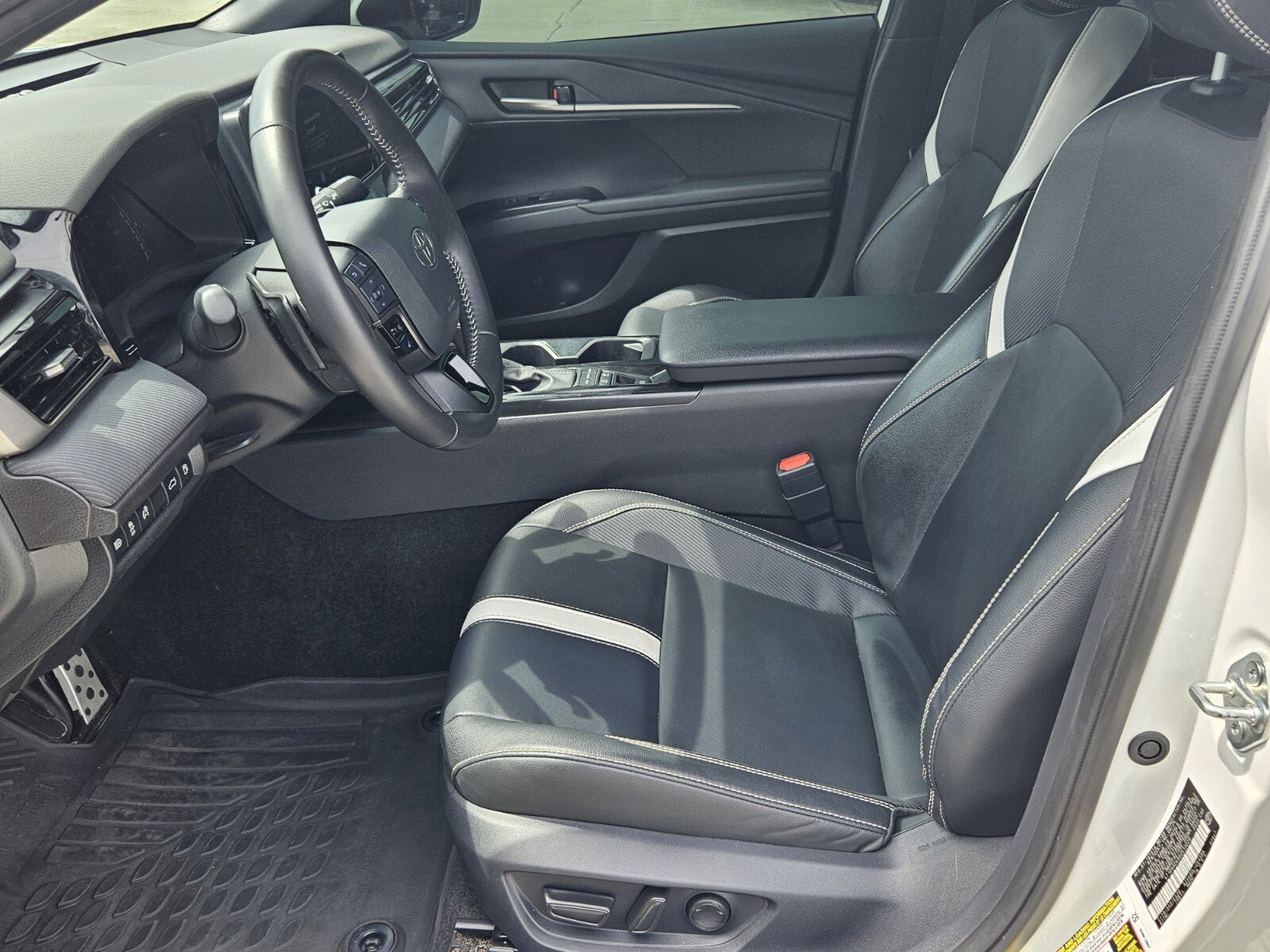 2025 Toyota Camry Base photo 4