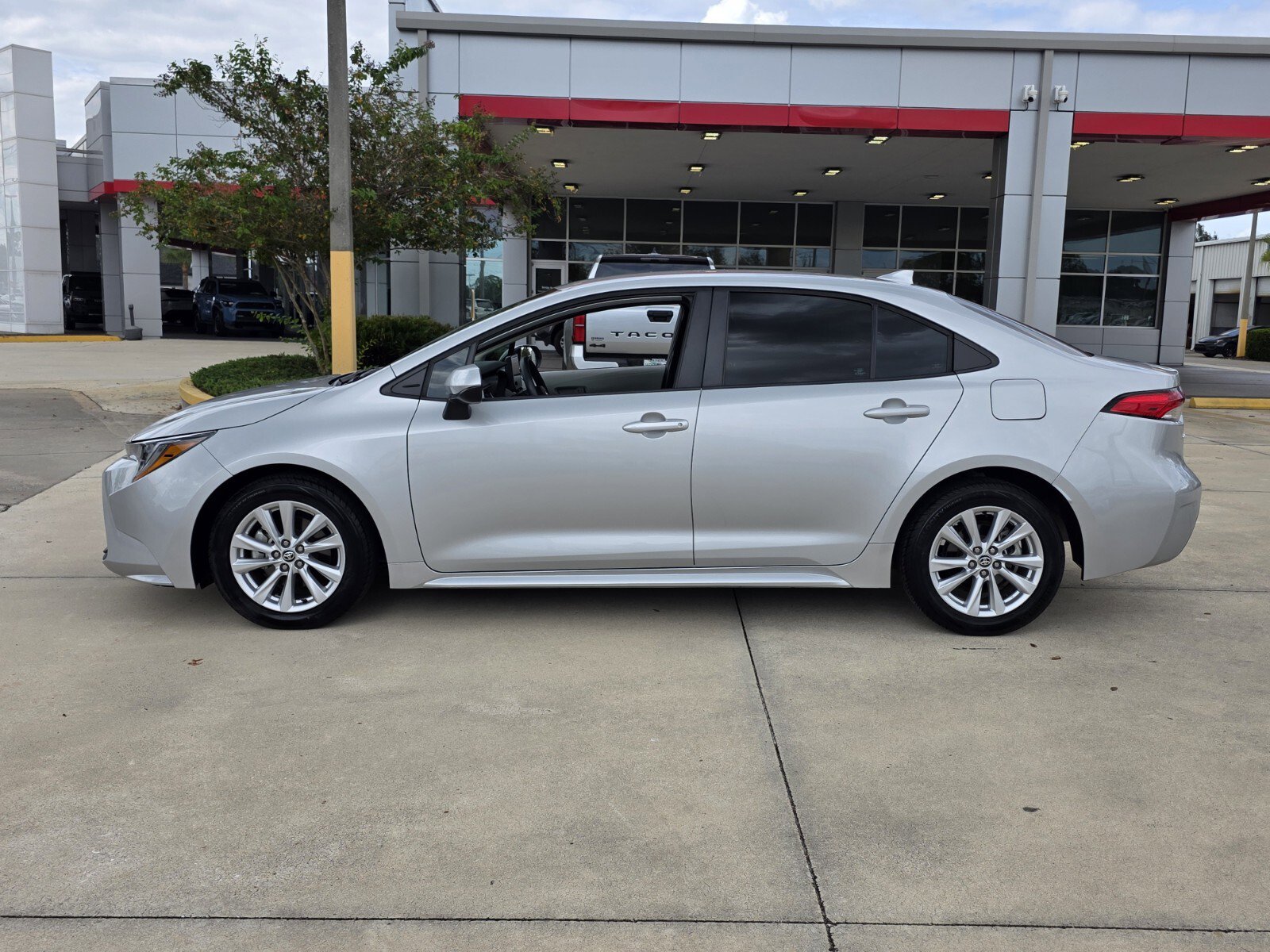 2023 Toyota Corolla LE photo 2