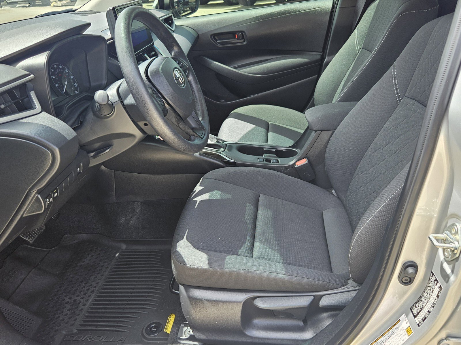 2025 Toyota Corolla Hybrid LE photo 4