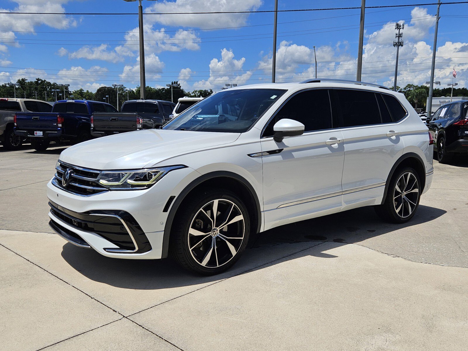2022 Volkswagen Tiguan SEL Premium R-Line photo 3