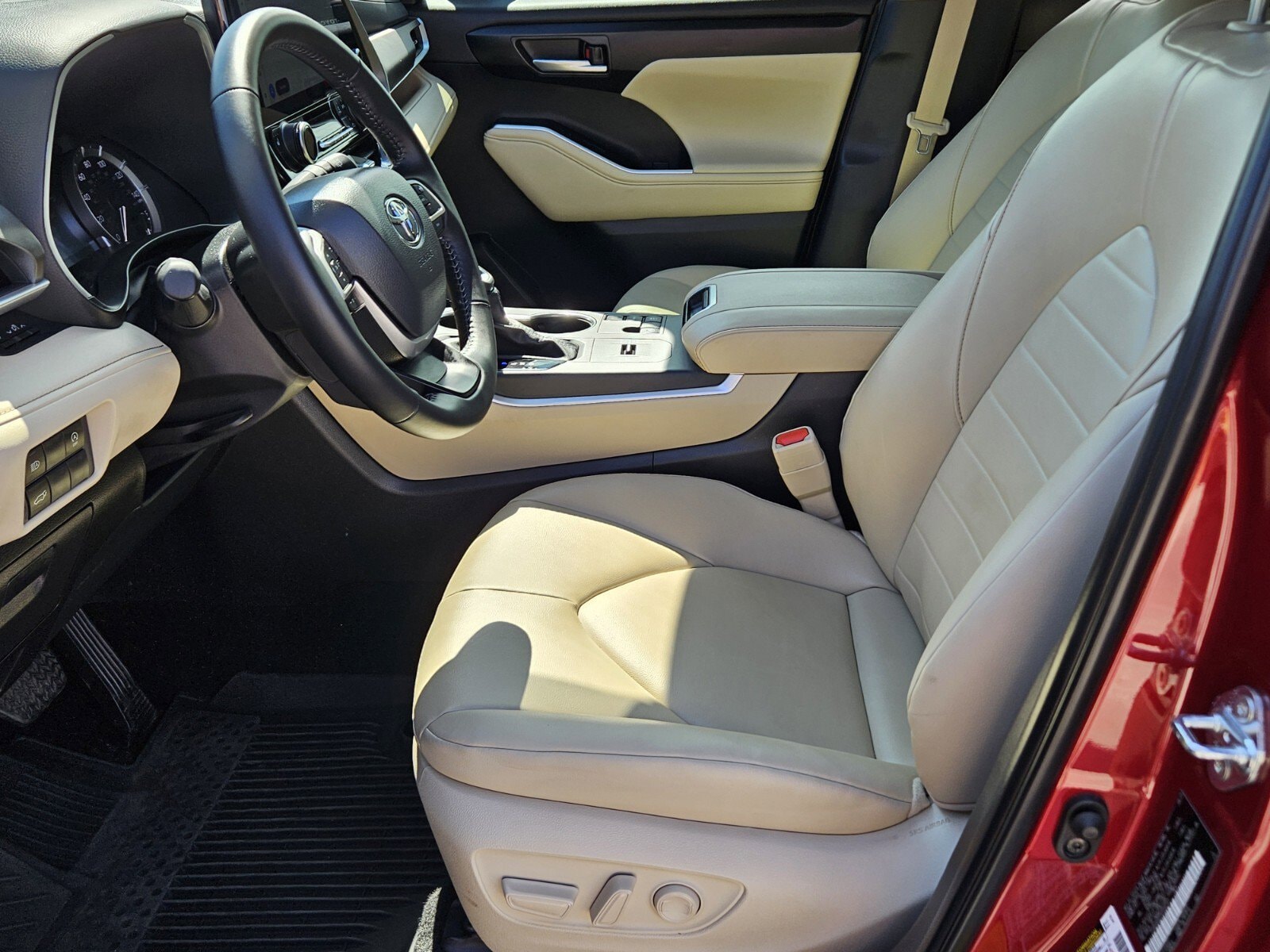 2025 Toyota Highlander XLE photo 4