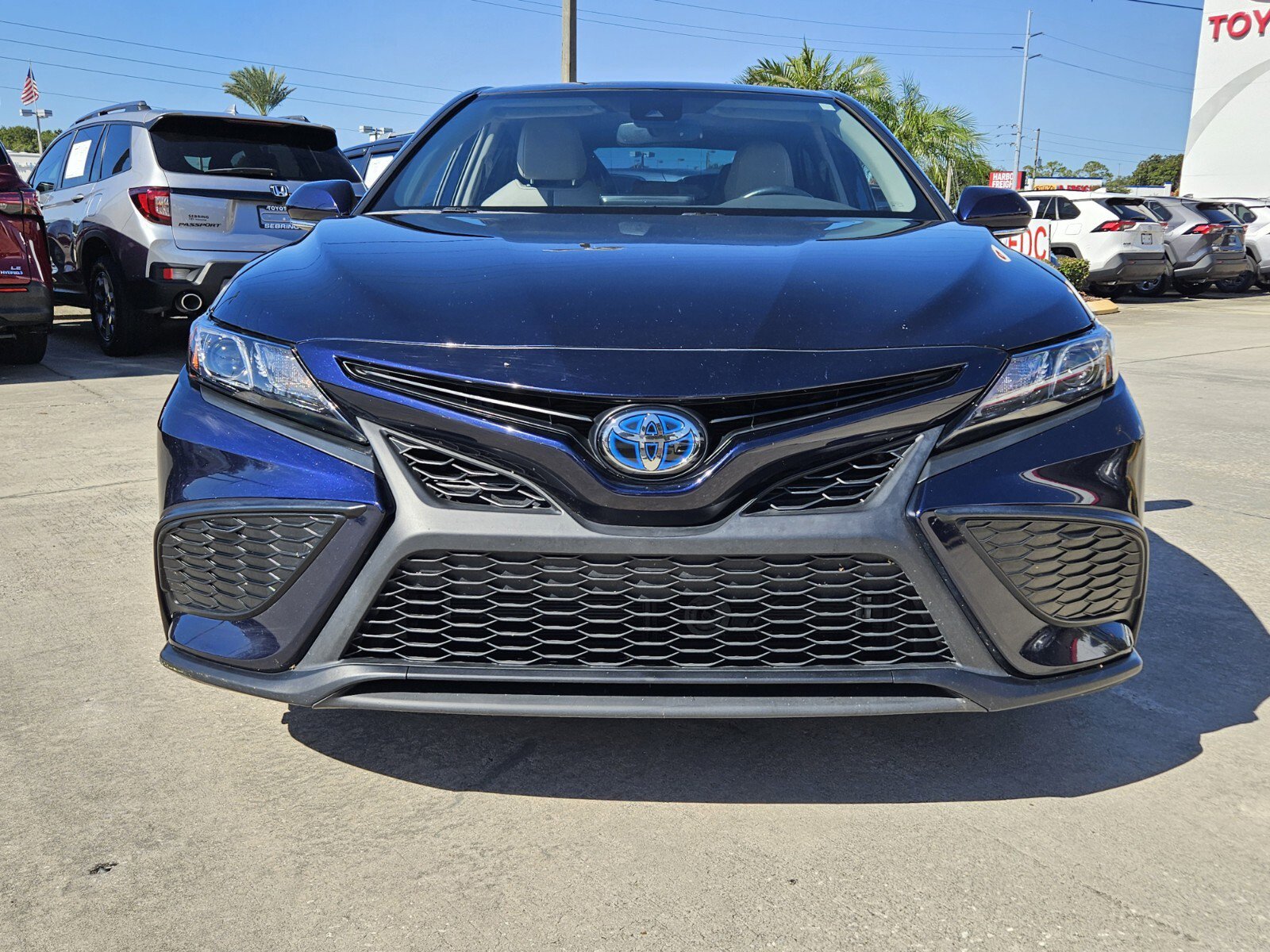 2022 Toyota Camry Hybrid SE photo 2