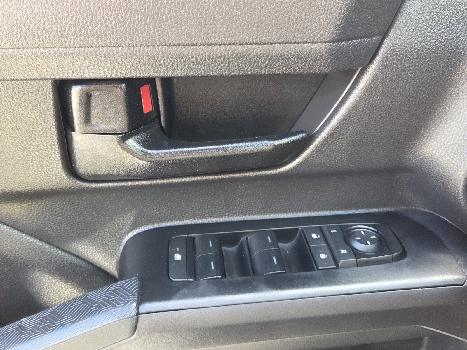 2025 Toyota Tacoma SR5 - Photo 13
