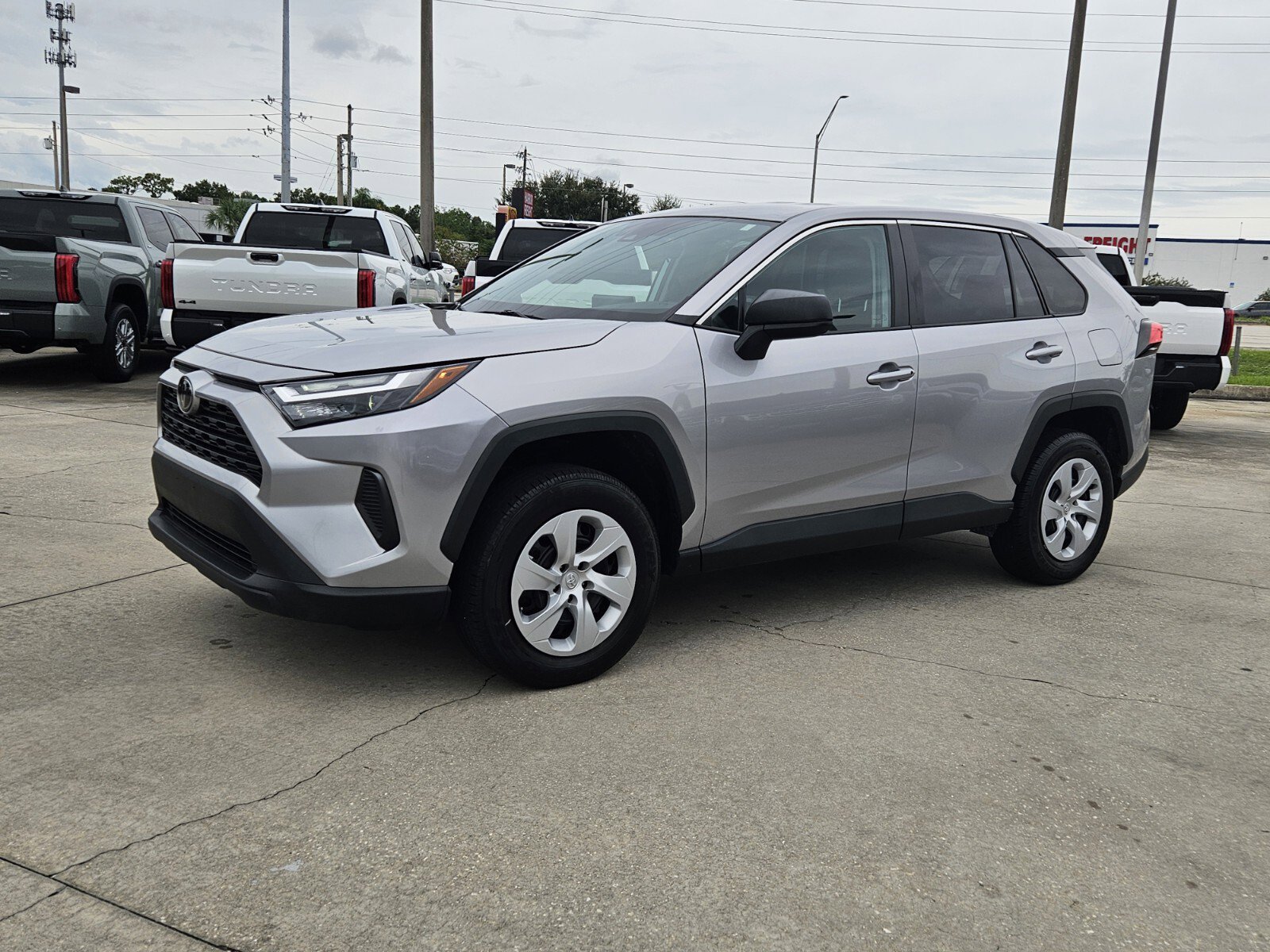 2023 Toyota RAV4 LE photo 3