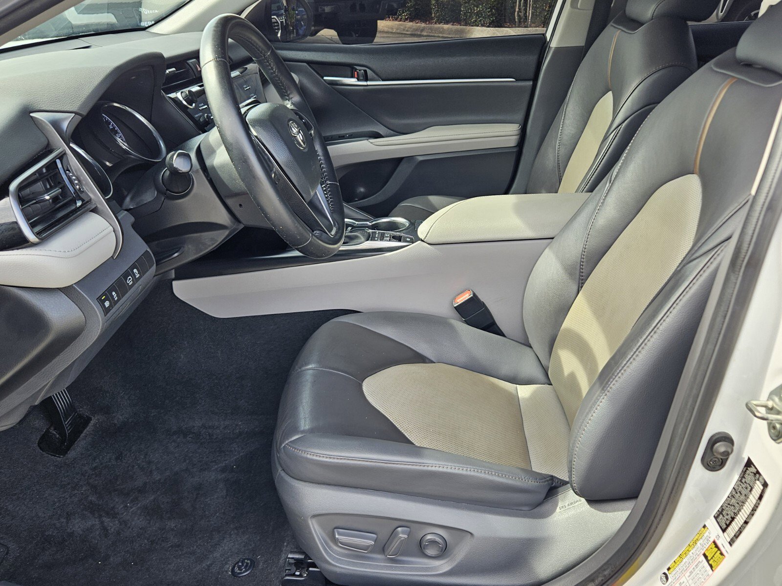 2020 Toyota Camry Hybrid XLE photo 3