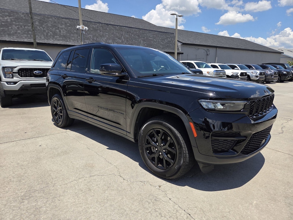 Used 2024 Jeep Grand Cherokee Laredo SUV