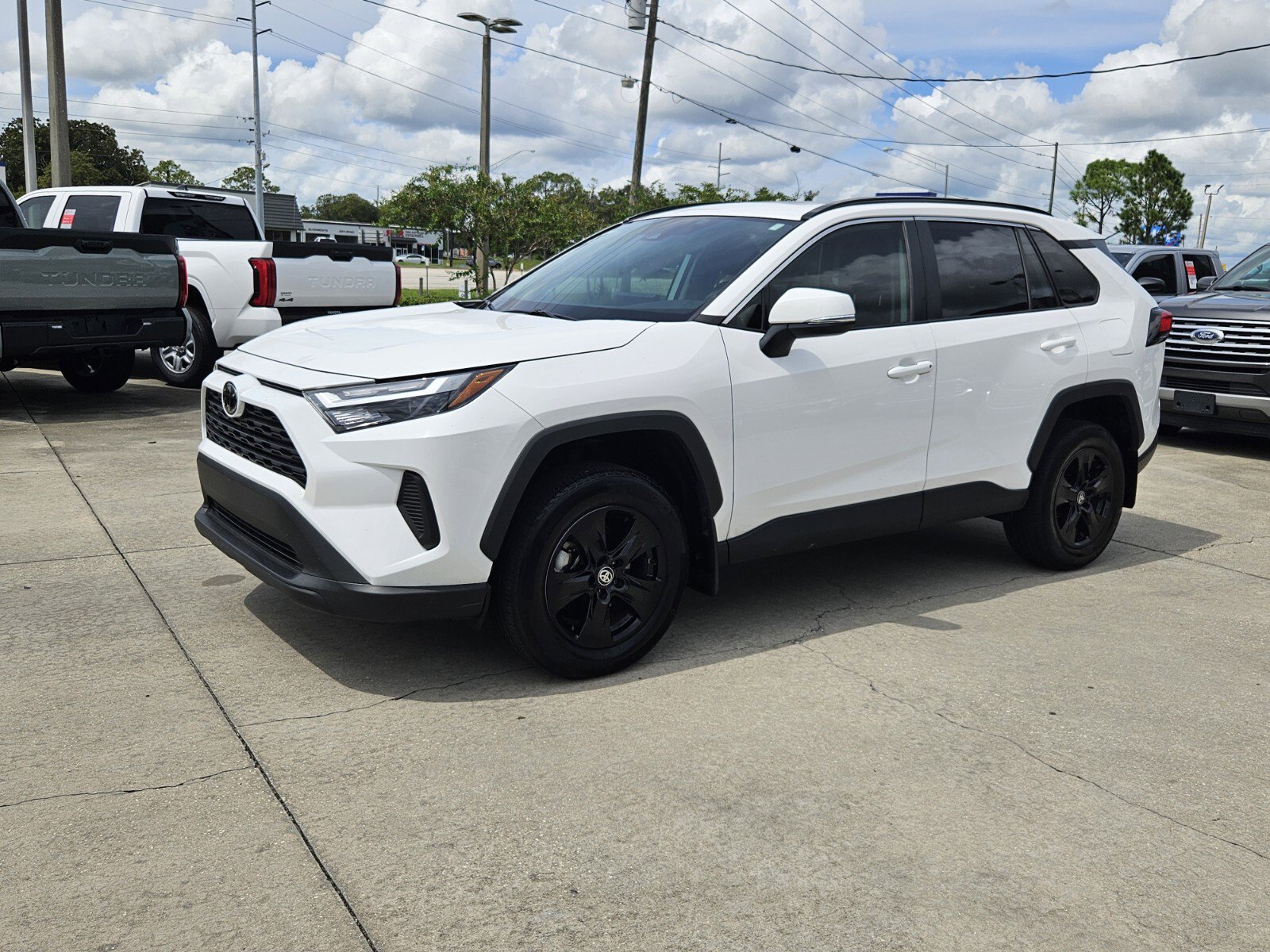 2024 Toyota RAV4 XLE photo 3