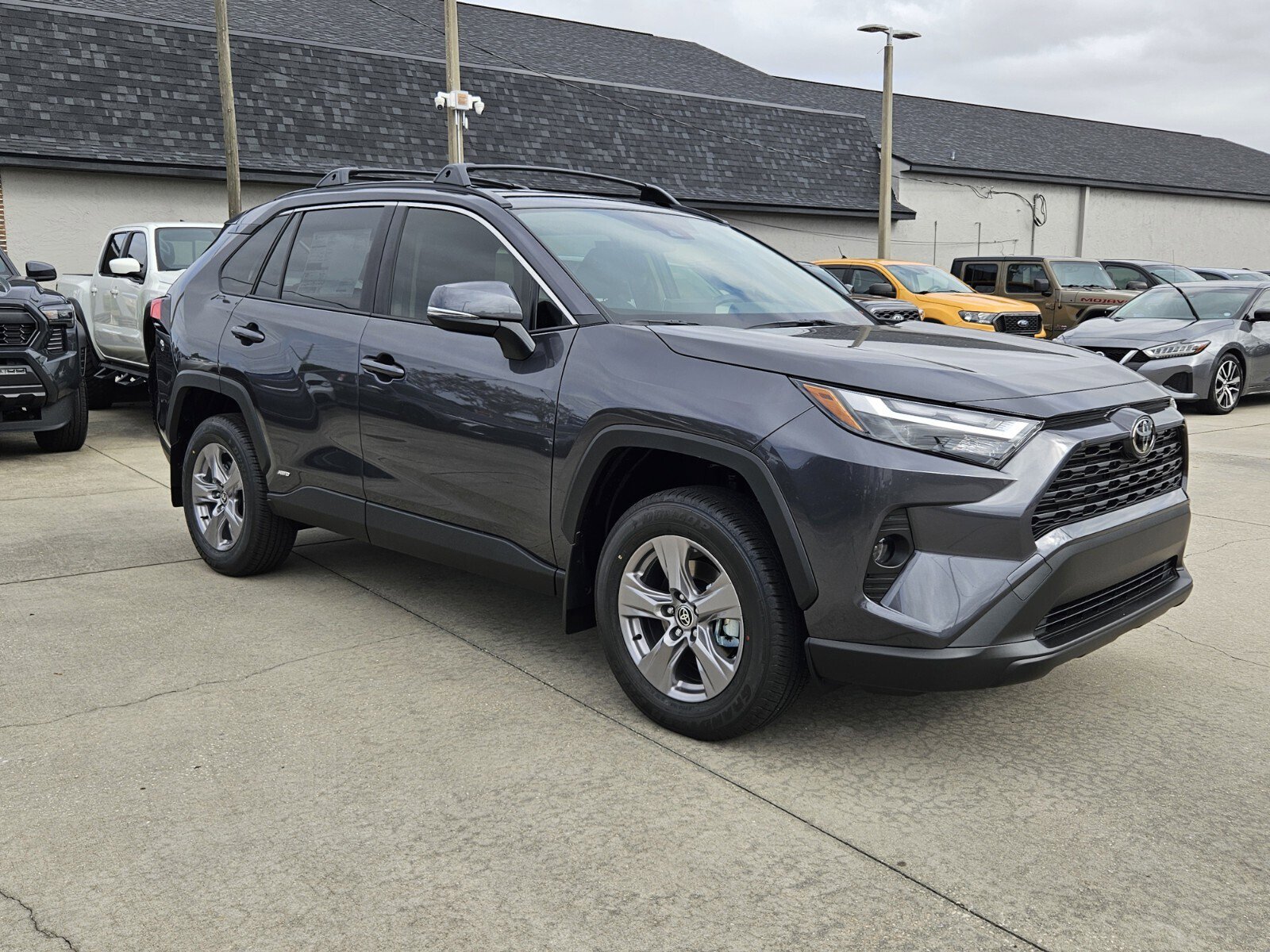2025 Toyota RAV4 XLE's photo