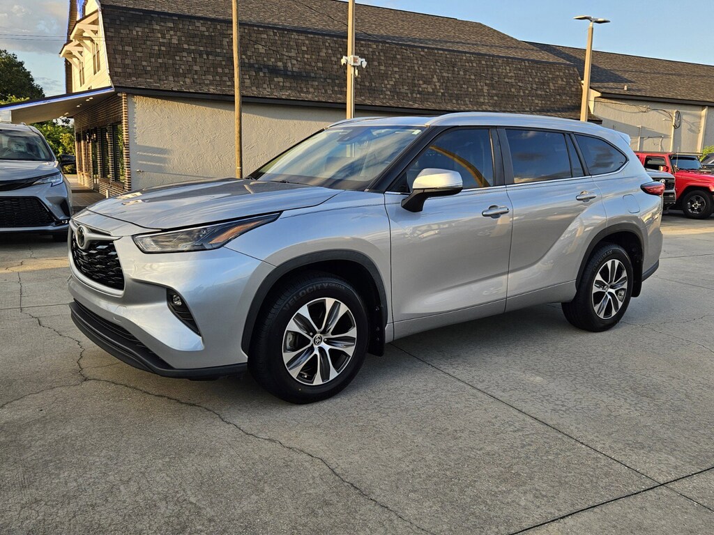 2023 Toyota Highlander XLE photo 3