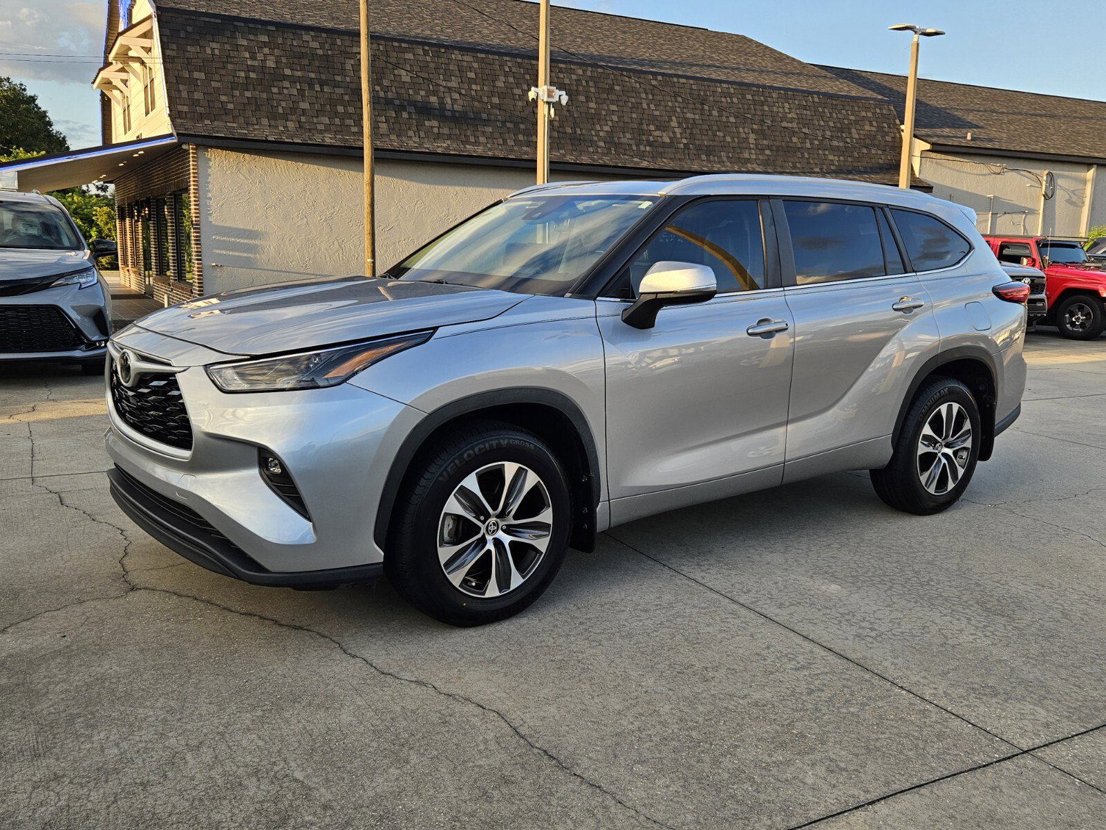 2023 Toyota Highlander XLE photo 3