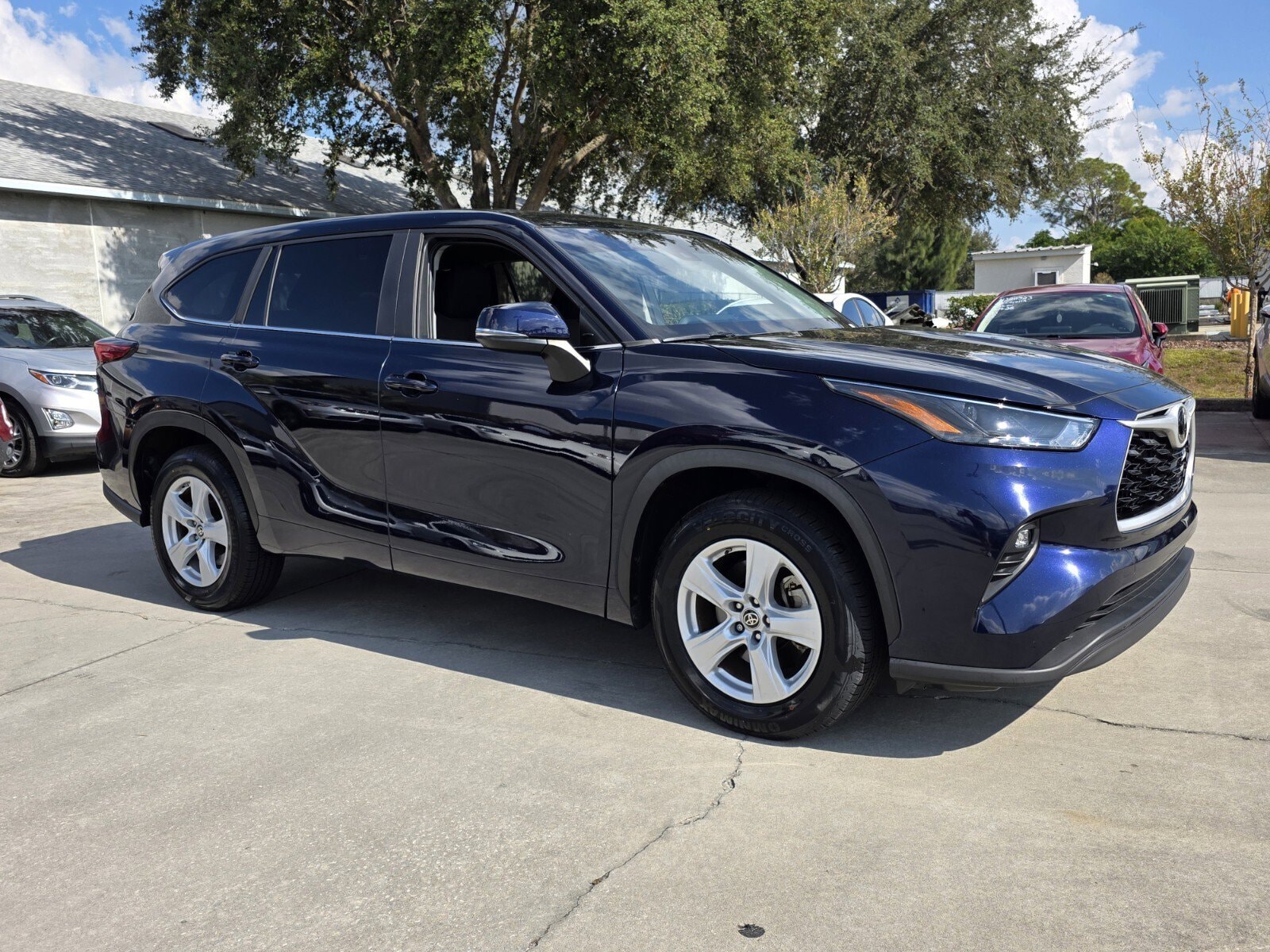 2023 Toyota Highlander LE's photo