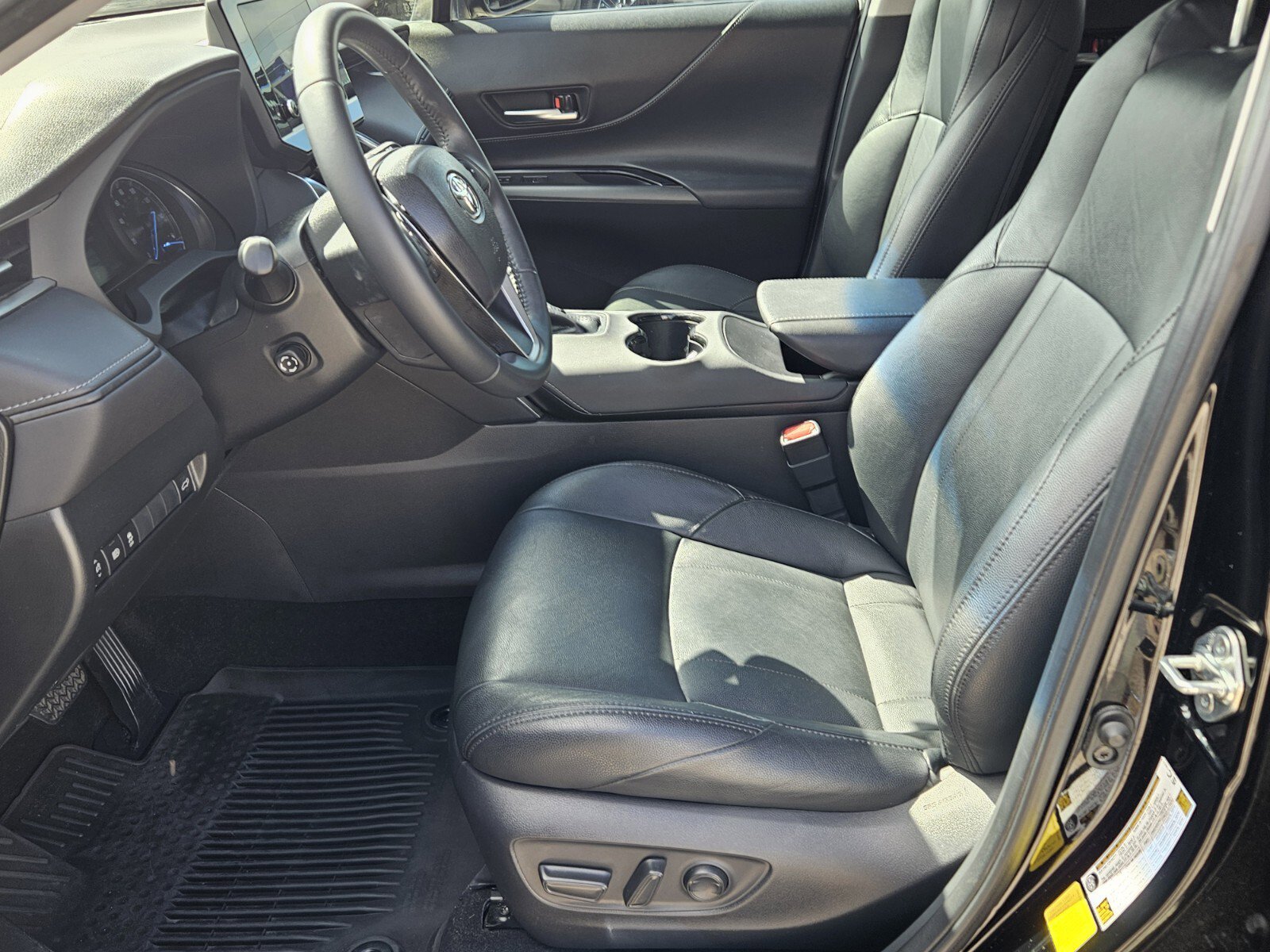 2023 Toyota Venza LE photo 4