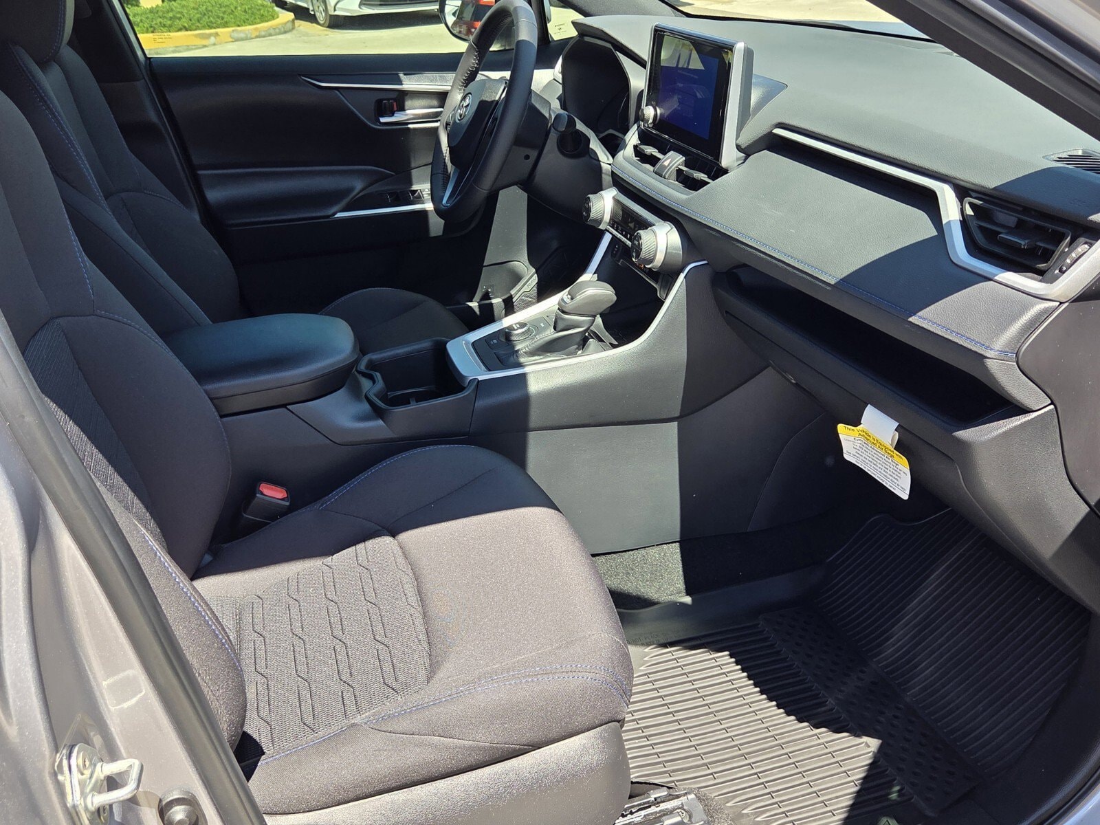 2024 Toyota RAV4 SE - Photo 11