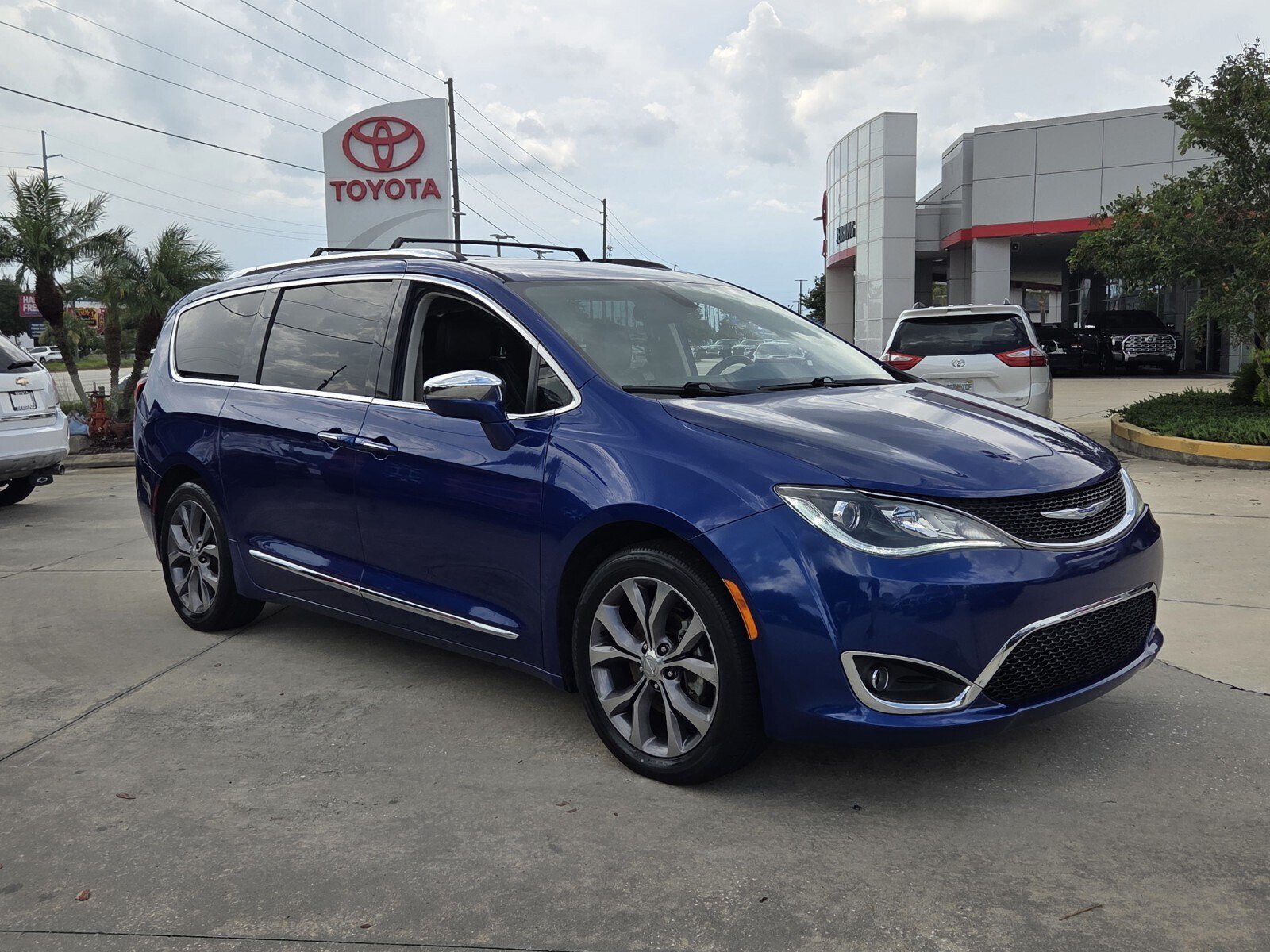 2019 Chrysler Pacifica Limited's photo