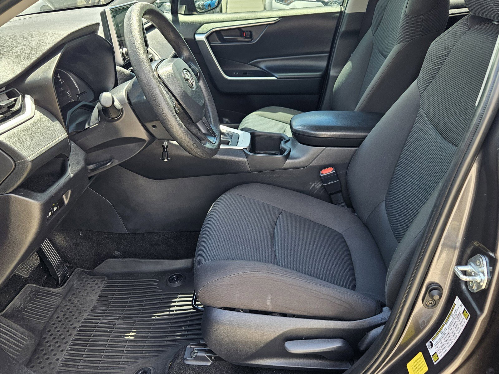 2024 Toyota RAV4 LE photo 4