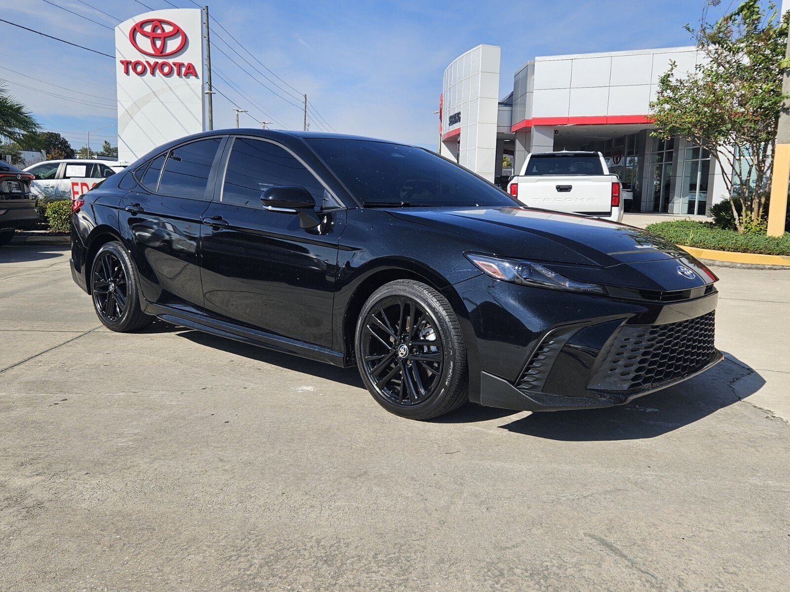 2025 Toyota Camry SE's photo