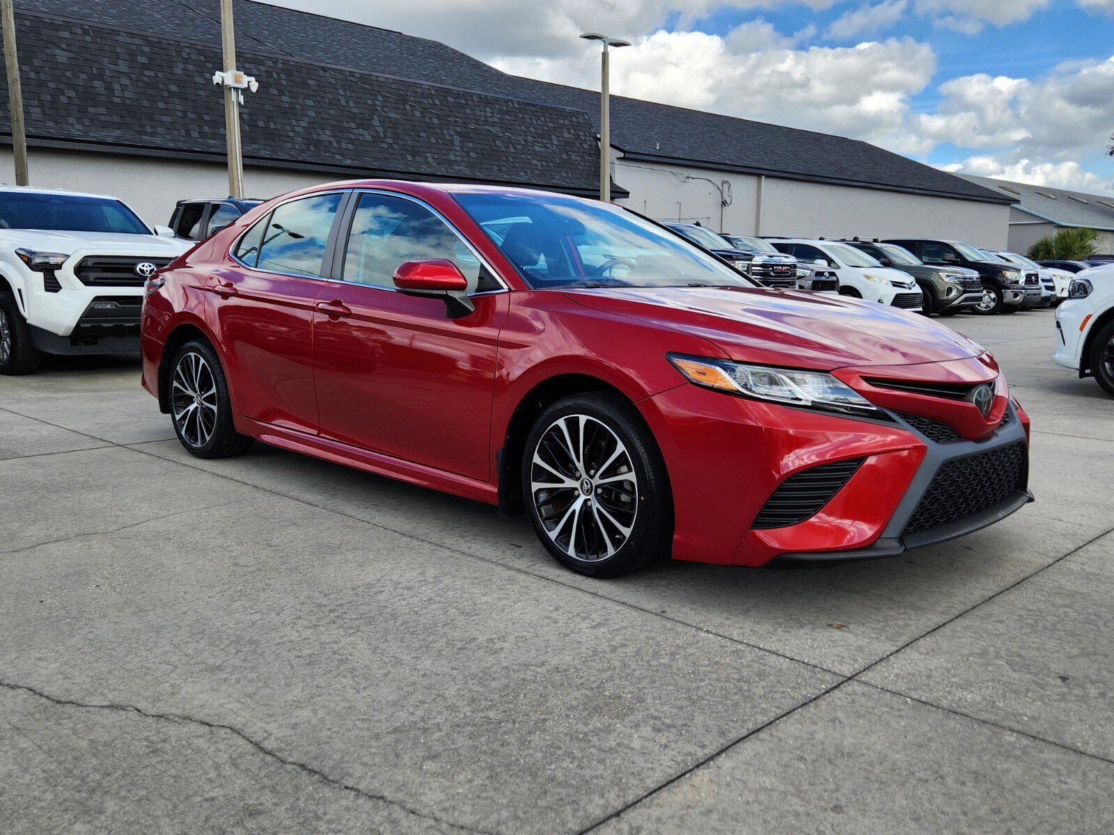 2019 Toyota Camry SE's photo