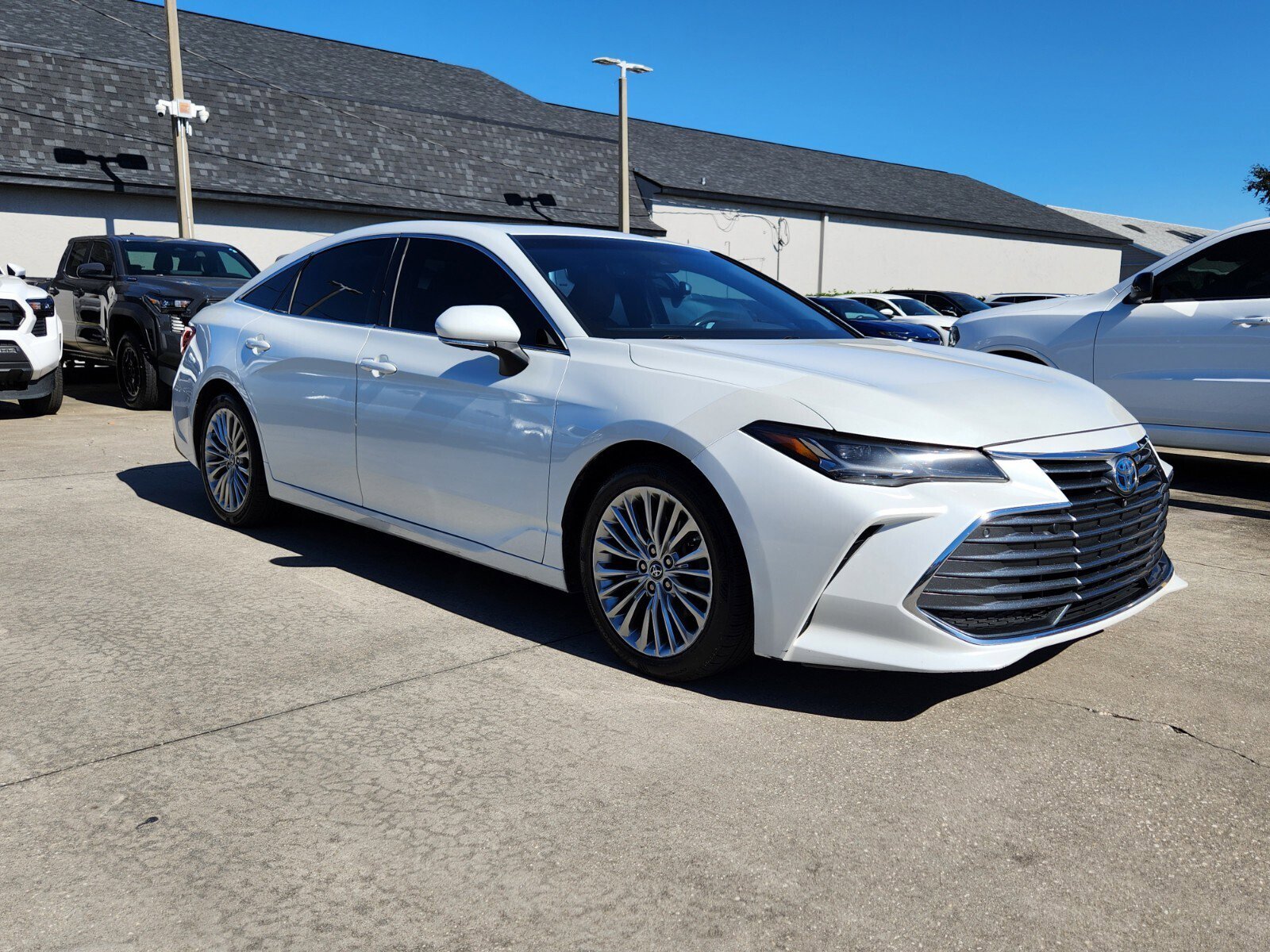 2019 Toyota Avalon Limited's photo