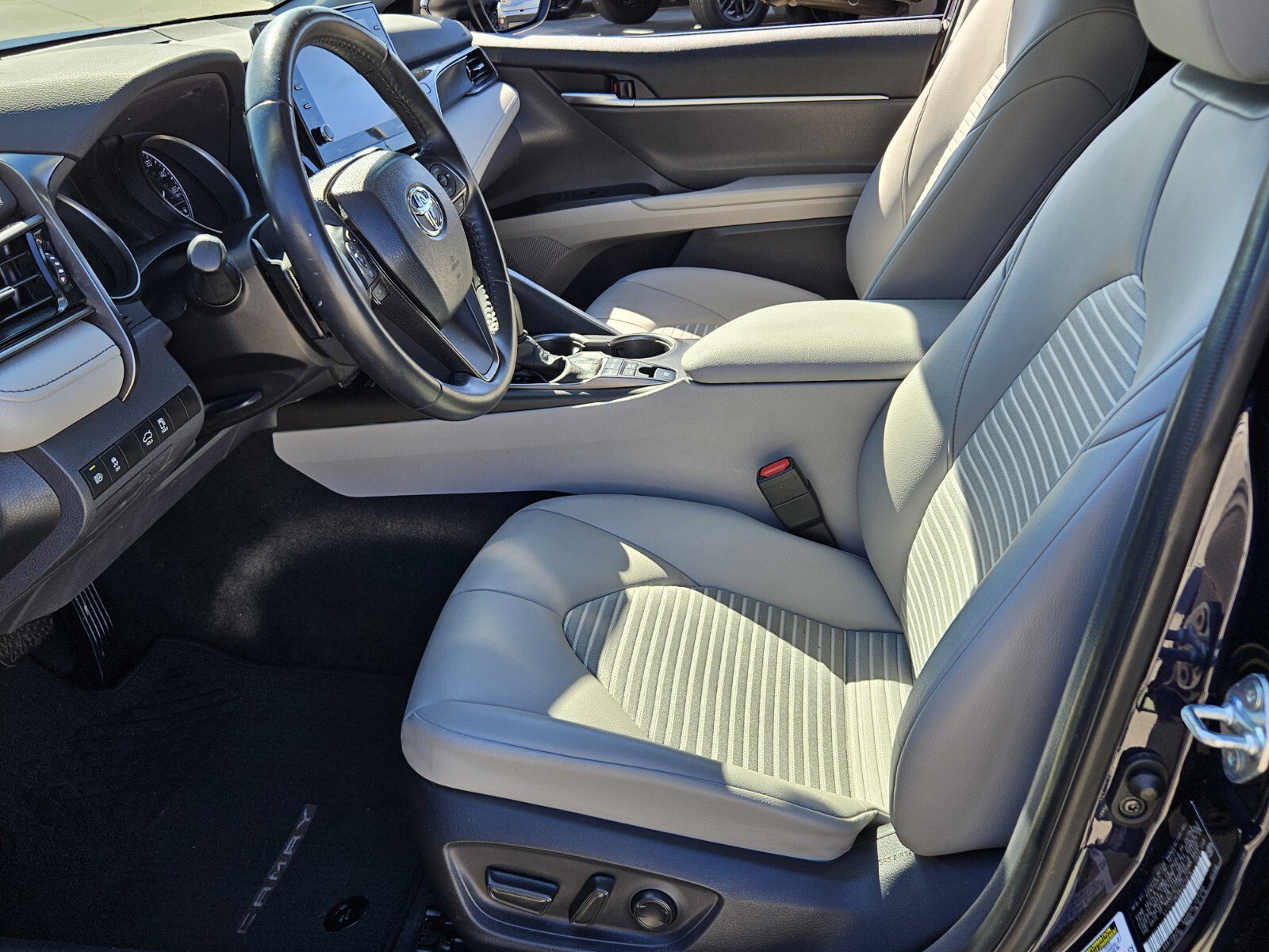 2022 Toyota Camry Hybrid SE photo 4